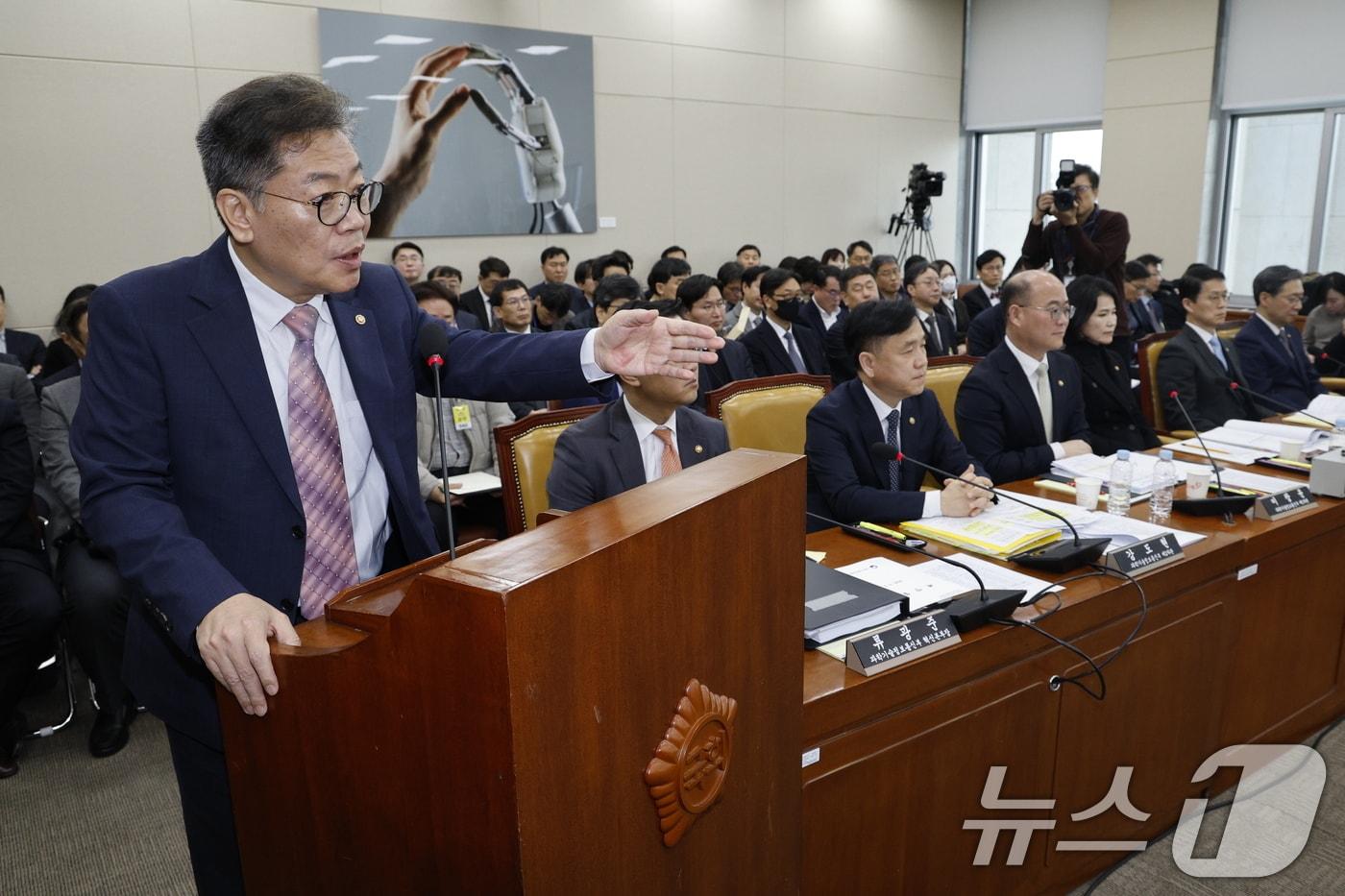김용빈 중앙선거관리위원회 사무총장이 5일 서울 여의도 국회에서 열린 제423회 국회(임시회) 제1차 과학기술정보방송통신위원회 전체회의에 출석해 현안 질의에 답하고 있다. 2025.3.5/뉴스1 ⓒ News1 안은나 기자