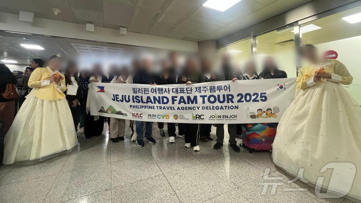 본문 이미지 - 지난달 28일 제주국제공항에서 제주~필리핀 전세기 첫 운항 환영 행사가 열리고 있다.(제주특별자치도 제공)