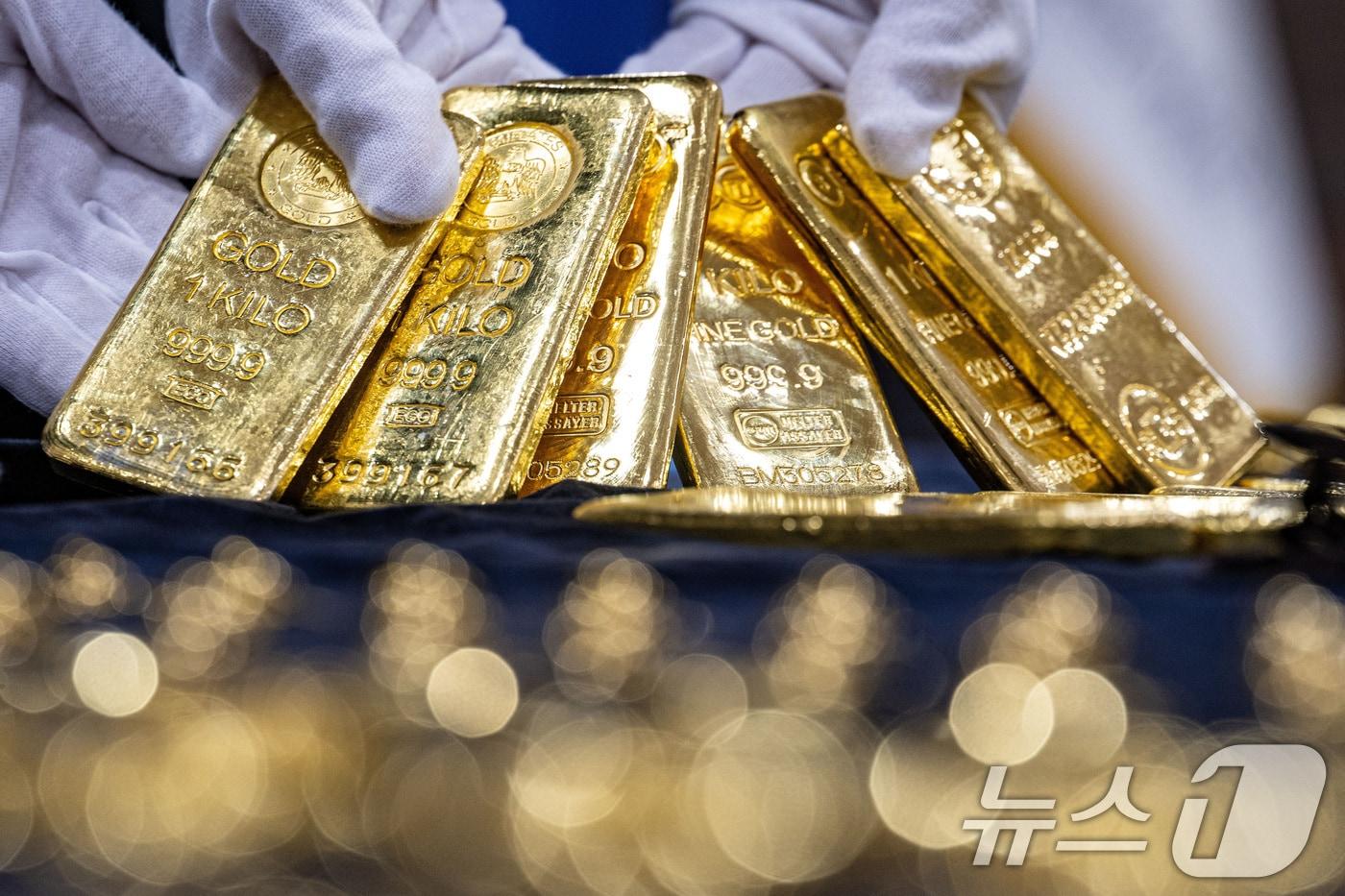 5일 인천 중구 인천공항본부세관 수출입통관청사에서 관계자들이 적발한 금 밀수품을 공개하고 있다. 관세청 통계에 따르면 최근 국내 금 시세가 국제 시세보다 높은 시기&#40;2017~2021년&#41;에 밀수 적발이 증가했고, 올해 2월 국내 시세가 크게 상승하면서 다시 적발이 증가했다. &#40;공동취재&#41; 2025.3.5/뉴스1 ⓒ News1 김성진 기자