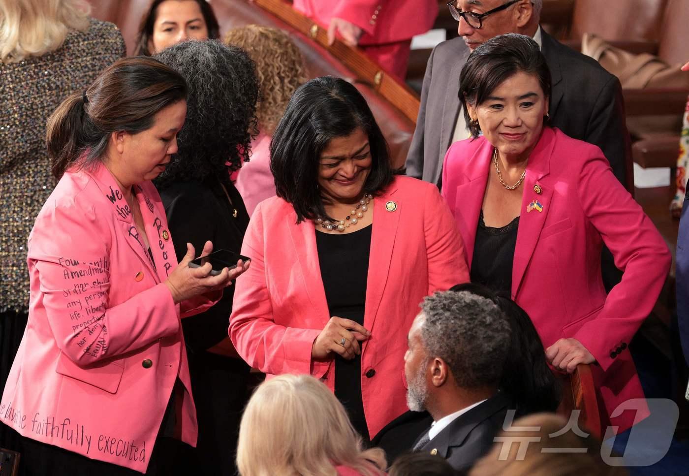 도널드 트럼프 미국 대통령의 2번째 임기 첫 연설이 예정된 4일(현지시간) 연방의회 의사당에서 민주당 여성 의원들이 분홍색 정장을 입고 참석하고 있다. 2025.03.05 ⓒ AFP=뉴스1 ⓒ News1 정지윤 기자