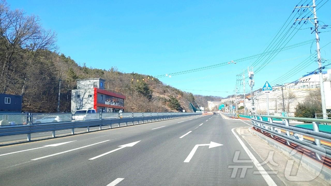 본문 이미지 - 대전지방국토관리청이 충북 영동~용산 간 국도 19호선 4차로 확장공사에 속도를 내고 있다. 사진은 확장공사가 완료된 유원대학교 일대 모습 /뉴스1