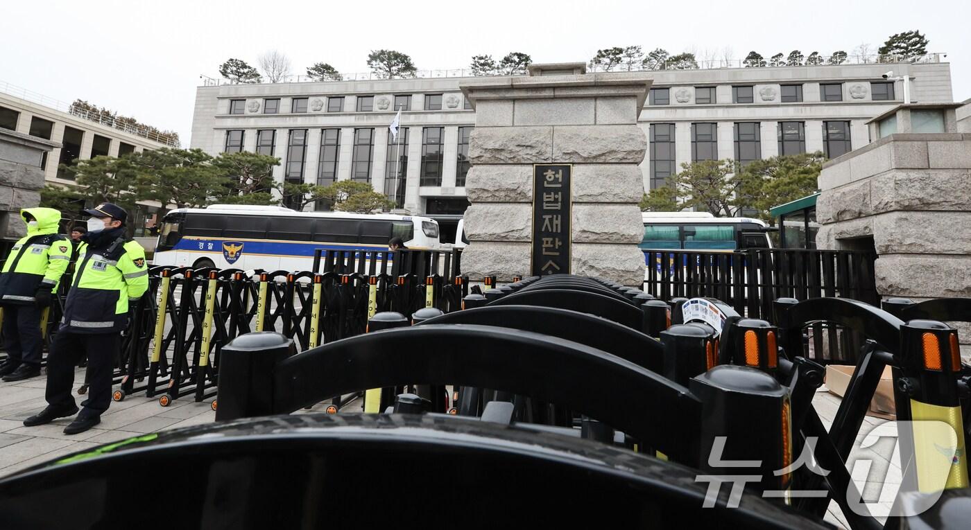 한덕수 국무총리 탄핵심판 결과가 이르면 이번주에 나올 것으로 관측되는 5일 서울 종로구 헌법재판소 앞에서 경찰이 경계 근무를 하고 있다. 2025.3.5/뉴스1 ⓒ News1 허경 기자