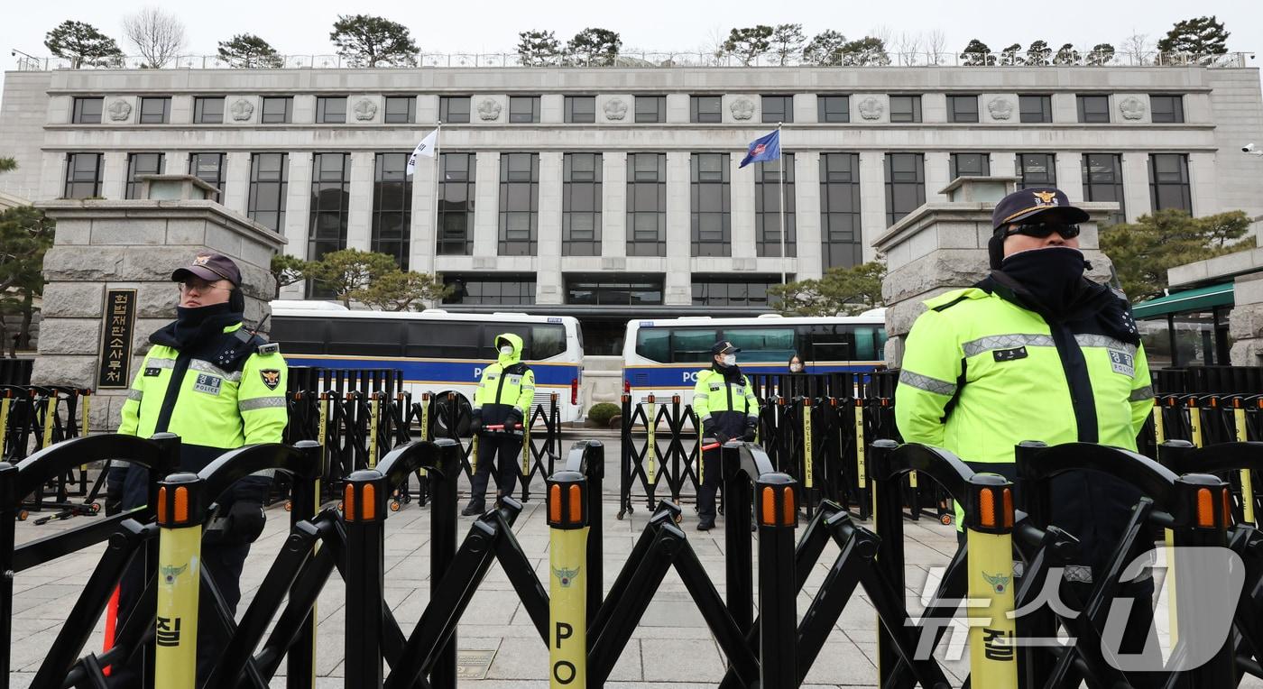 본문 이미지 - 5일 서울 종로구 헌법재판소 앞에서 경찰이 경계 근무를 하고 있다. 2025.3.5/뉴스1 ⓒ News1 허경 기자