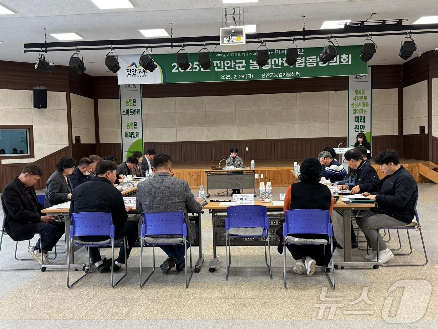 본문 이미지 - 전북자치도 진안군이 농업기술센터에서 ‘2025년도 농업기술보급 시범사업’ 대상자 선정을 위한 농업산학 협동심의회를 갖고 있다.(진안군제공. 재판매 및 DB금지)2025.3.5/뉴스1