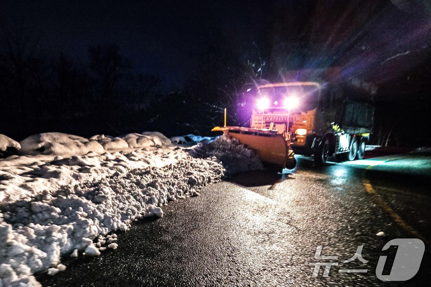 지난 5일 오전 경북 경주시 제설팀이 전날 대설경보로 통제됐던 불국로에서 제설팀이 제설작업을 하고 있다. 경주시는 이날 오전 중으로 7km 양방향을 개통시키겠다고 밝혔다. &#40;경주시제공, 재판매 및 DB 금지&#41; 2025.3.5/뉴스1 ⓒ News1 