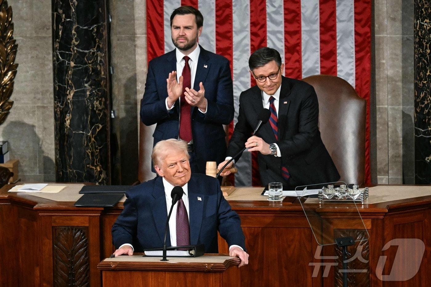 도널드 트럼프 미국 대통령이 4일(현지시간) 워싱턴 의사당 상·하원 합동회의에서 연설 중 J D 밴스 부통령과 마이크 존슨 하원의장의 박수를 받고 있다. 2025.03.05 ⓒ AFP=뉴스1 ⓒ News1 우동명 기자