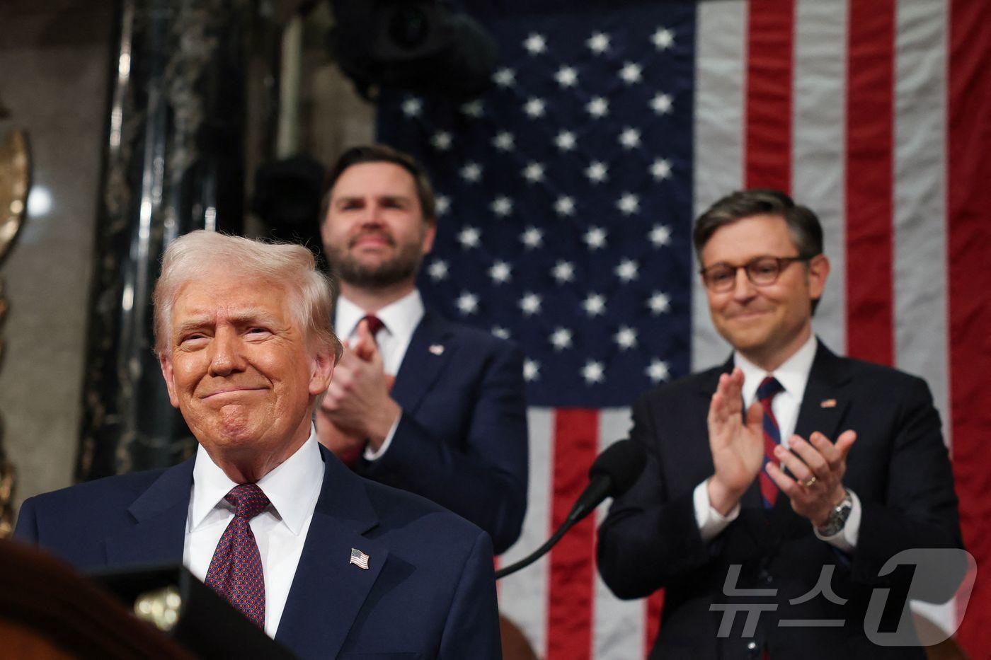 도널드 트럼프 미국 대통령이 4일(현지시간) 워싱턴 의사당 상·하원 합동회의에서 연설을 하기 위해 도착하며 J D 밴스 부통령과 마이크 존슨 하원의장의 박수를 받고 있다. 2025.03.05 ⓒ AFP=뉴스1 ⓒ News1 우동명 기자