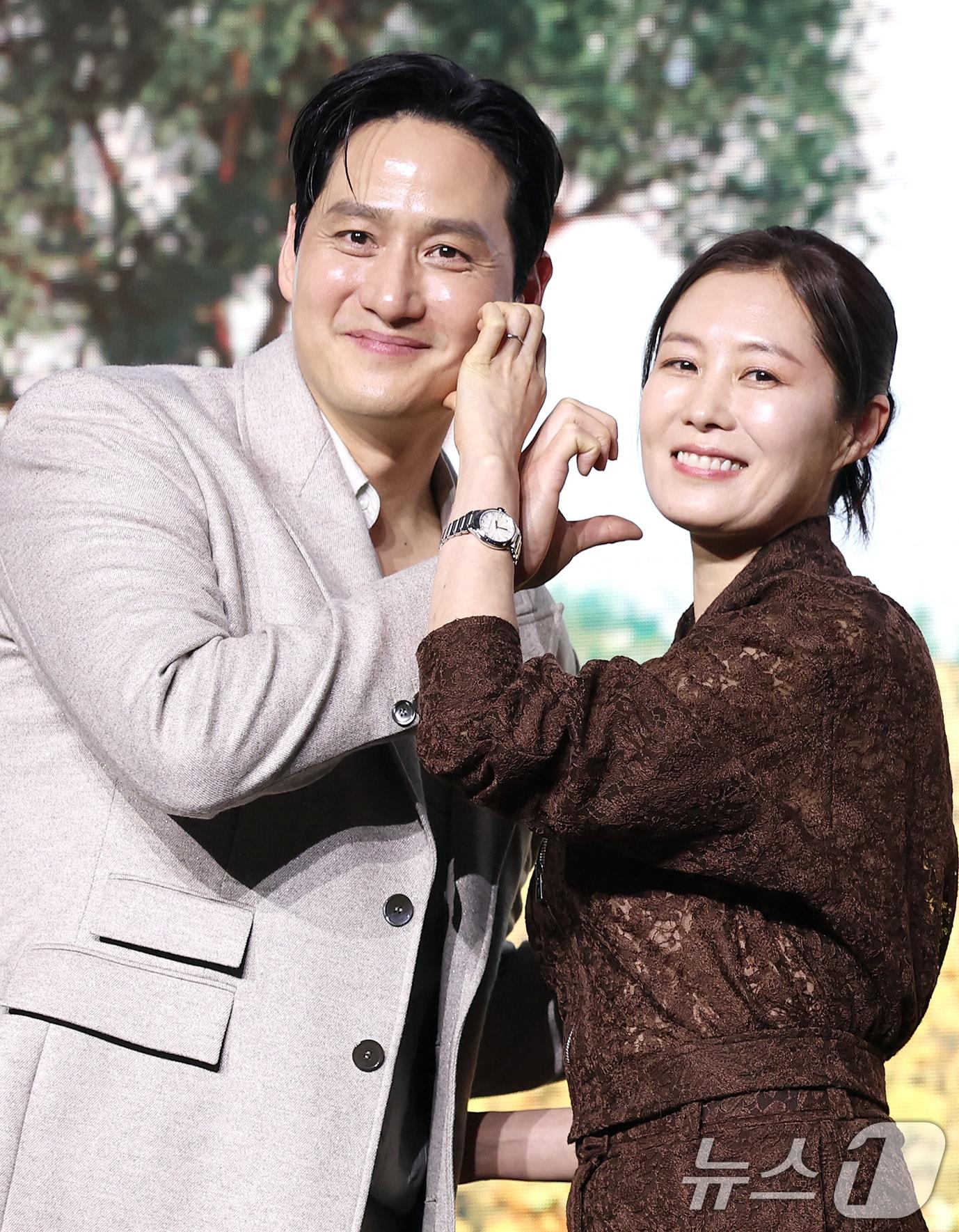 본문 이미지 - 배우 박해준과 문소리(오른쪽)이 5일 서울 영등포구 콘래드 서울 호텔에서 열린 넷플릭스 시리즈 '폭싹 속았수다' 제작발표회에서 포즈를 취하고 있다. '폭싹 속았수다'는 제주에서 태어난 '요망진 반항아' 애순(아이유 분)과 ‘팔불출 무쇠’ 관식(박보검 분)의 모험 가득한 인생 이야기를 사계로 담아낸 작품이다. 2025.3.5/뉴스1 ⓒ News1 권현진 기자