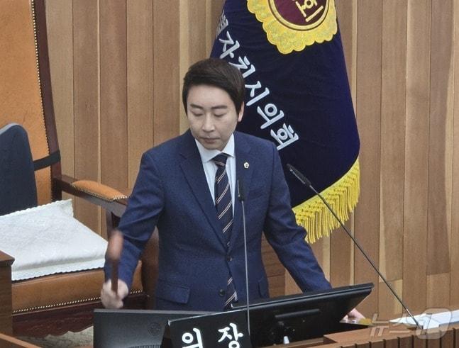 본문 이미지 - 의사봉을 두드리는 임채성 세종시의회 의장.