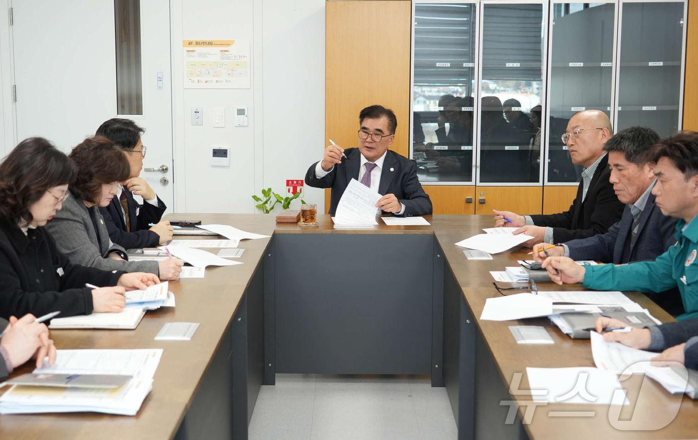김기웅 서천군수가 중대범죄 예방 위한 긴급 대책회의를 주재하고 있다.(서천군 제공, 재판매 및 DB금지)/뉴스1