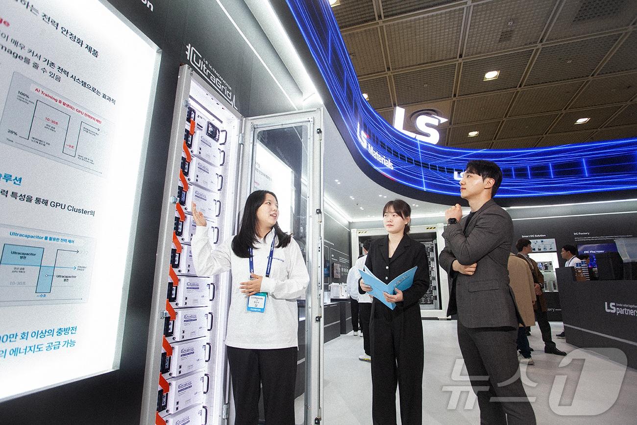 본문 이미지 - LS머트리얼즈 직원들이 5일 서울 강남구 코엑스에서 열린 '인터배터리 2025'에서 관람객들에게 전시 제품을 설명하고 있다.(LS전선 제공)