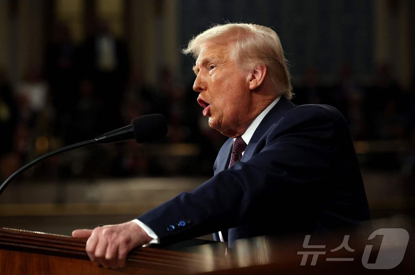 도널드 트럼프 미국 대통령이 4일&#40;현지시간&#41; 워싱턴 의사당 상·하원 합동회의에서 가진 연설서 &#34;핵심 광물과 희토류의 미국 내 생산을 극적으로 확대하는 역사적 조치를 취할 것＂이라고 밝히고 있다. 2025.03.05 ⓒ AFP=뉴스1 ⓒ News1 우동명 기자