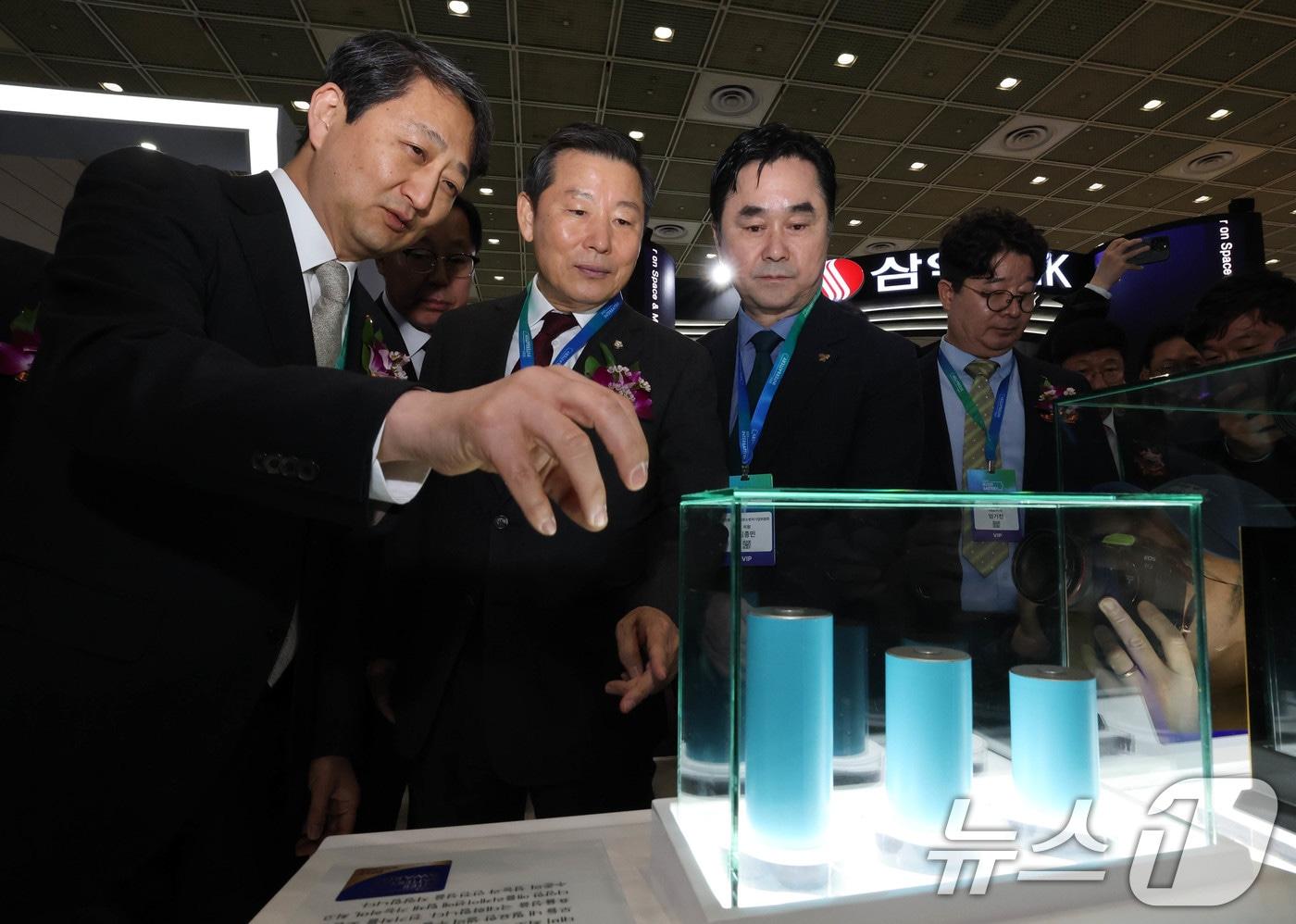 안덕근 산업통상자원부 장관과 이철규 국회 산업통상자원중소벤처기업위원회 위원장이 5일 서울 강남구 코엑스에서 개막한 ‘인터배터리 2025’에 참석해 LG에너지솔루션 차세대 배터리인 46시리즈 원통형배터리를 살펴보고 있다. 올해로 13회를 맞이하는 역대 최대규모의 배터리 전문 전시회인 이번 전시에는 688개사 2330부스 규모로 이날부터 7일까지 3일동안 개최된다. 2025.3.5/뉴스1 ⓒ News1 박세연 기자