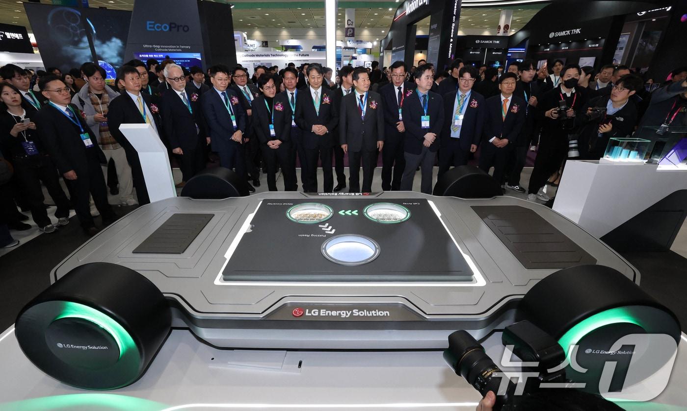 안덕근 산업통상자원부 장관과 이철규 국회 산업통상자원중소벤처기업위원회 위원장, 김동명 LG에너지솔루션 대표이사 겸 한국배터리산업협회장이 5일 서울 강남구 코엑스에서 개막한 ‘인터배터리 2025’에 참석해 LG에너지솔루션 부스에서 배터리 모형을 살펴보고 있다. 올해로 13회를 맞이하는 역대 최대규모의 배터리 전문 전시회인 이번 전시에는 688개사 2330부스 규모로 이날부터 7일까지 3일동안 개최된다. 2025.3.5/뉴스1 ⓒ News1 박세연 기자