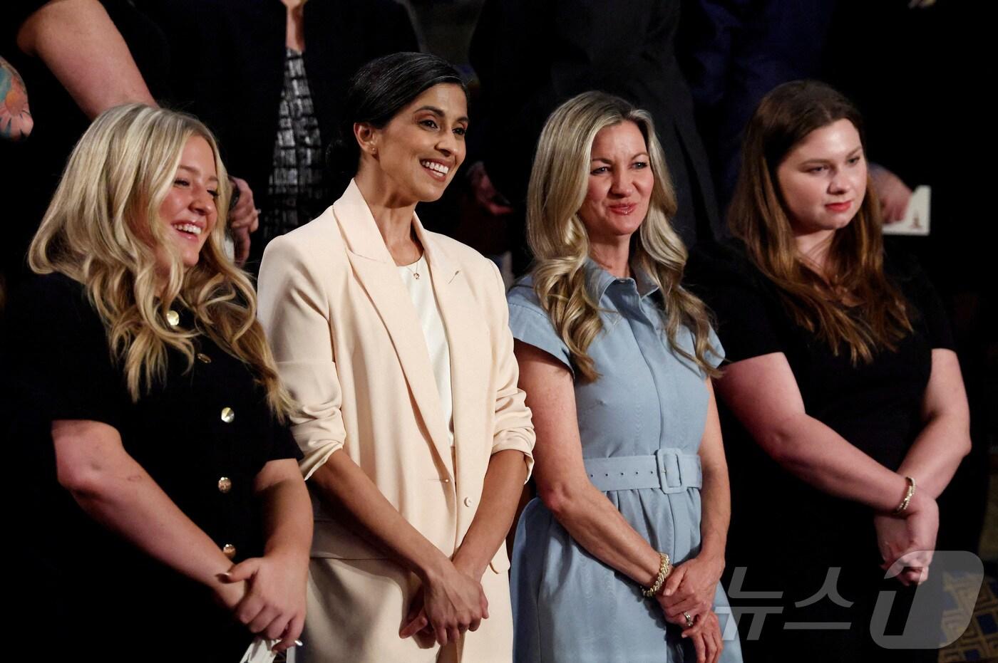 도널드 트럼프 미국 대통령이 4일(현지시간) 백악관 복귀 후 첫 의회 연설에서 페이튼 맥냅(맨 왼쪽)을 가리키며 트랜스젠더 운동 선수가 여성에 대한 무시라고 주장했다. 맥냅은 성전환 수술을 받은 트랜스젠더 선수가 날린 시속 70마일(약 112㎞)짜리 초강력 스파이크에 얼굴을 맞아 뇌 손상과 오른쪽 신체 마비 등 심각한 부상을 입고 배구선수의 꿈을 접은 인물로 알려졌다. ⓒ 로이터=뉴스1 ⓒ News1 강민경 기자