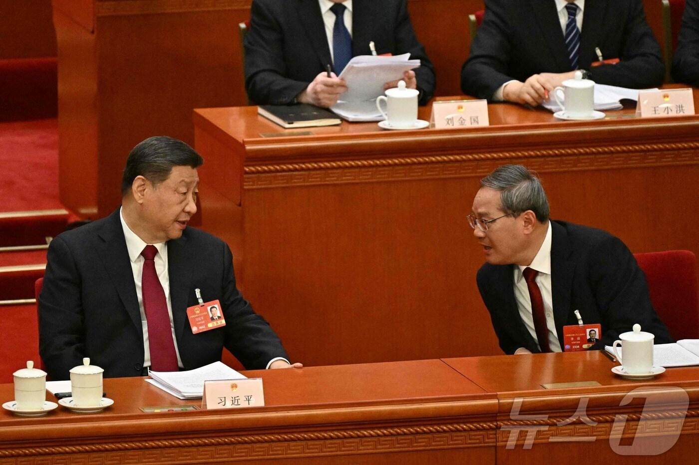 시진핑 중국 국가 주석이 5일(현지시간) 베이징 인민대회당에서 열린 전국인민대표대회(전인대) 개막식에 참석해 리창 총리와 얘기를 하고 있다. 2025.03.05 ⓒ AFP=뉴스1 ⓒ News1 우동명 기자