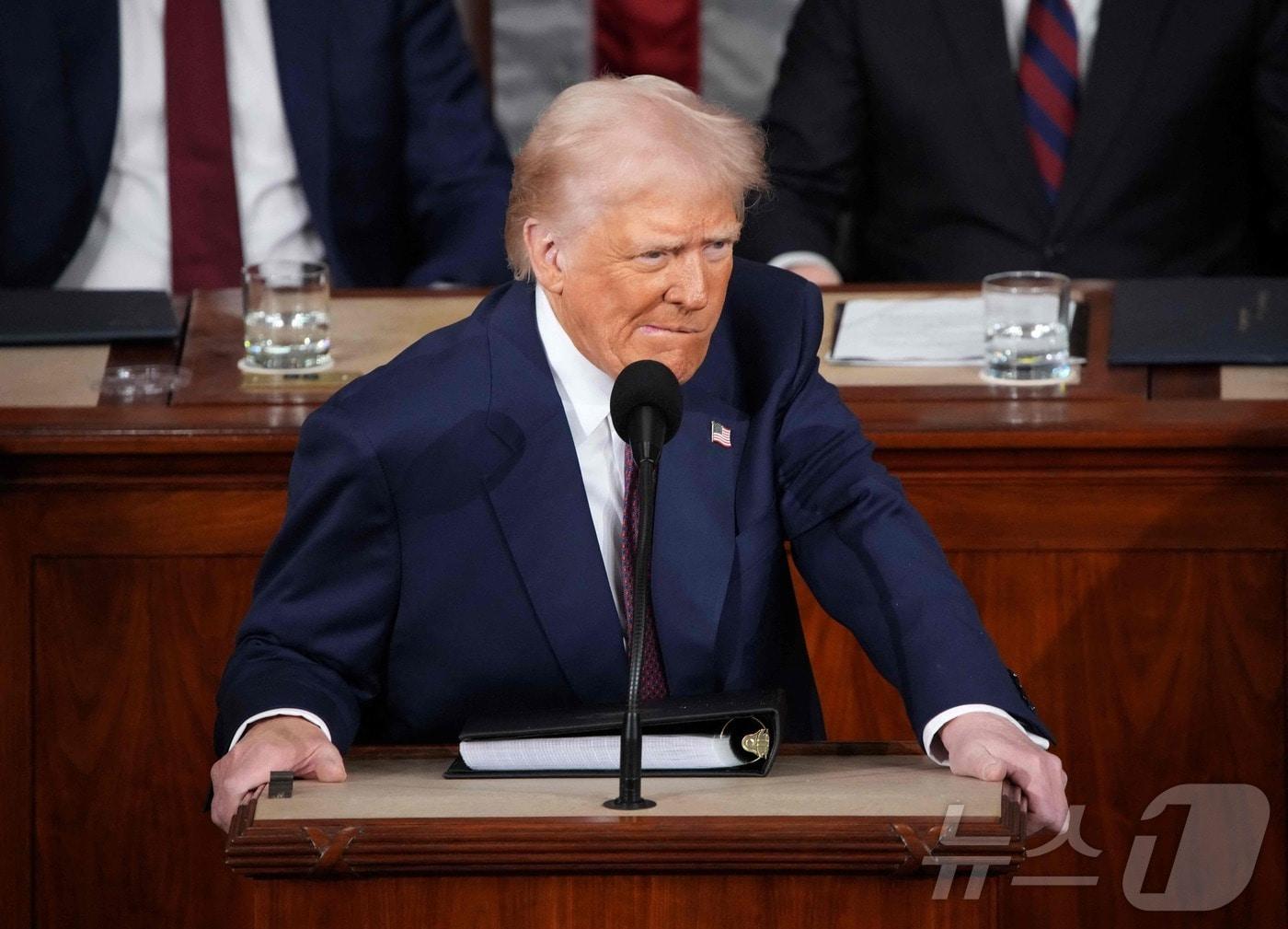 본문 이미지 - 도널드 트럼프 미국 대통령이 4일(현지시간) 워싱턴 의사당 상·하원 합동회의에서 연설하고 있다. 2025.03.05 ⓒ AFP=뉴스1