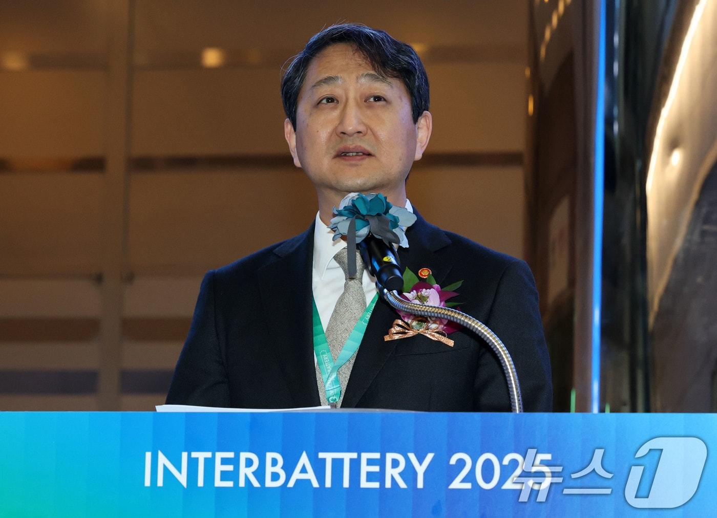 본문 이미지 - 안덕근 산자부 장관이 서울 강남구 코엑스에서 열린 ‘인터배터리 2025’ 개막식에서 축사를 하고 있다. 올해로 13회를 맞이하는 역대 최대규모의 배터리 전문 전시회인 이번 전시에는 688개사 2330부스 규모로 이날부터 7일까지 3일동안 개최된다. 2025.3.5/뉴스1 ⓒ News1 박세연 기자