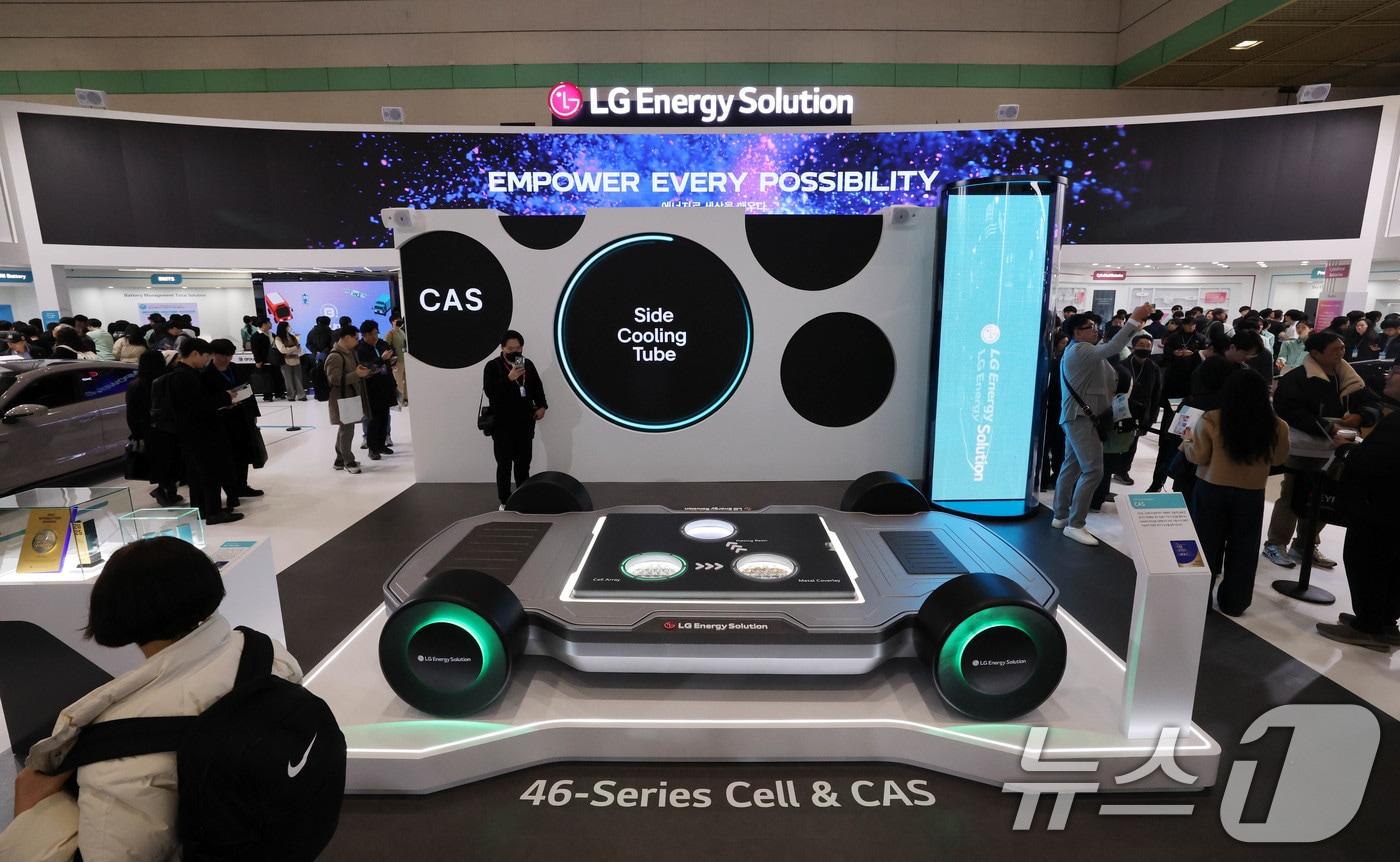 5일 서울 강남구 코엑스에서 개막한 ‘인터배터리 2025’ LG에너지솔루션 부스가 관람객으로 붐비고 있다. 올해로 13회를 맞이하는 역대 최대규모의 배터리 전문 전시회인 이번 전시에는 688개사 2330부스 규모로 이날부터 7일까지 3일동안 개최된다. 2025.3.5/뉴스1 ⓒ News1 박세연 기자