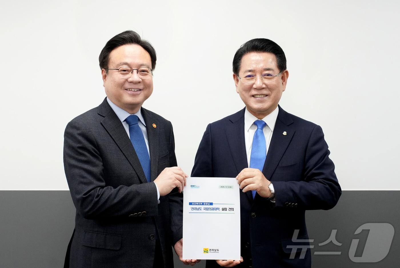 김영록 전라남도지사가 5일 정부서울청사에서 조규홍 보건복지부 장관을 만나 전라남도 국립의과대학 설립 등 도 현안 해결을 위한 건의를 하고 있다.&#40;전남도 제공. 재판매 및 DB금지&#41; 2025.3.5/뉴스1 