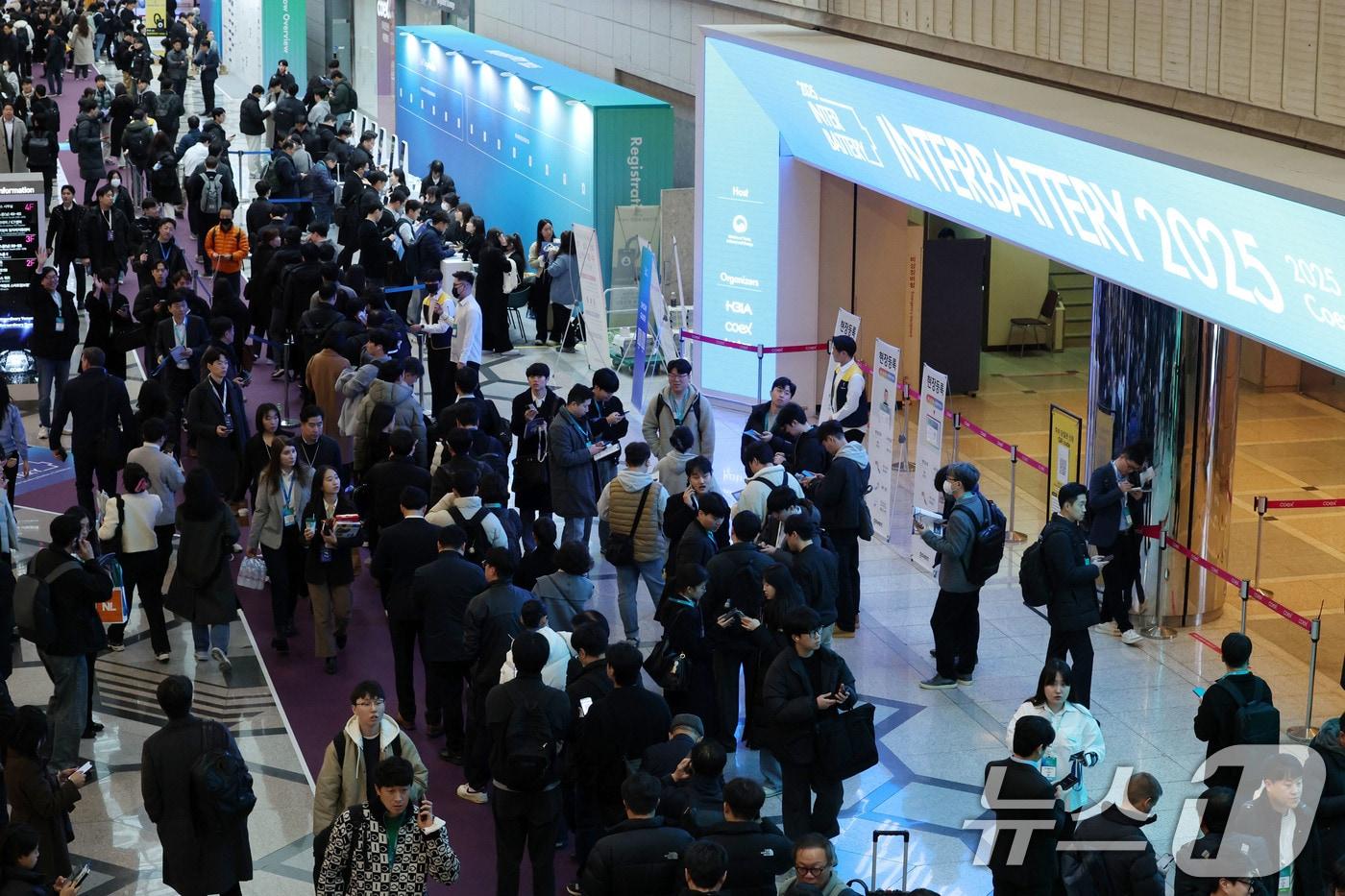본문 이미지 - 5일 서울 강남구 코엑스에서 열린 ‘인터배터리 2025’ 전시장 앞이 개막 전 입장을 기다리는 관람객으로 붐비고 있다. 올해로 13회를 맞이하는 역대 최대규모의 배터리 전문 전시회인 이번 전시에는 688개사 2330부스 규모로 이날부터 7일까지 3일동안 개최된다. 2025.3.5 ⓒ 뉴스1 박세연 기자