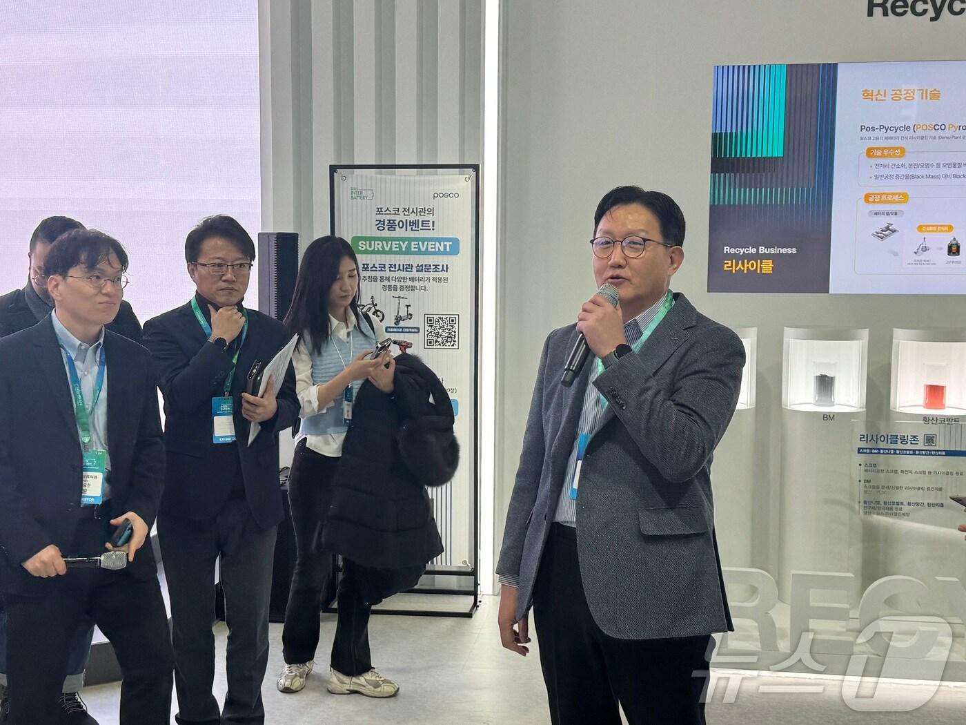 본문 이미지 - 홍영준 포스코퓨처엠 기술연구소장 부사장이 5일 서울 강남구 코엑스에서 열린 인터배터리 포스코그룹 부스에서 취재진 질문에 답하는 모습 2025.3.5/뉴스1 ⓒ News1 박종홍 기자