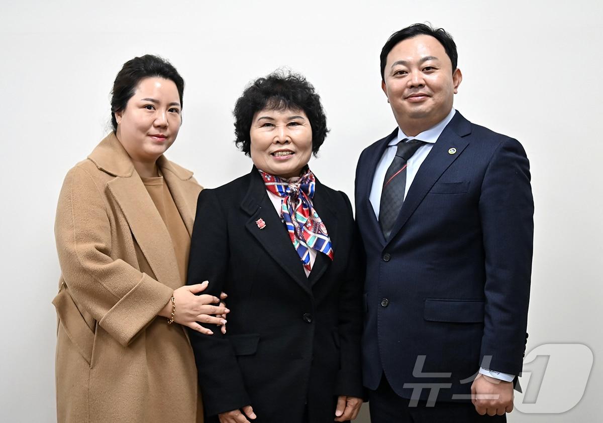 본문 이미지 - 올해 호남대학교에 입학한 만학도 최영복 씨(가운데)와 며느리 김주영 씨, 김창승 호남대 총동창회장.(호남대 제공. 재배포 및 DB 금지)2025.3.5./뉴스1