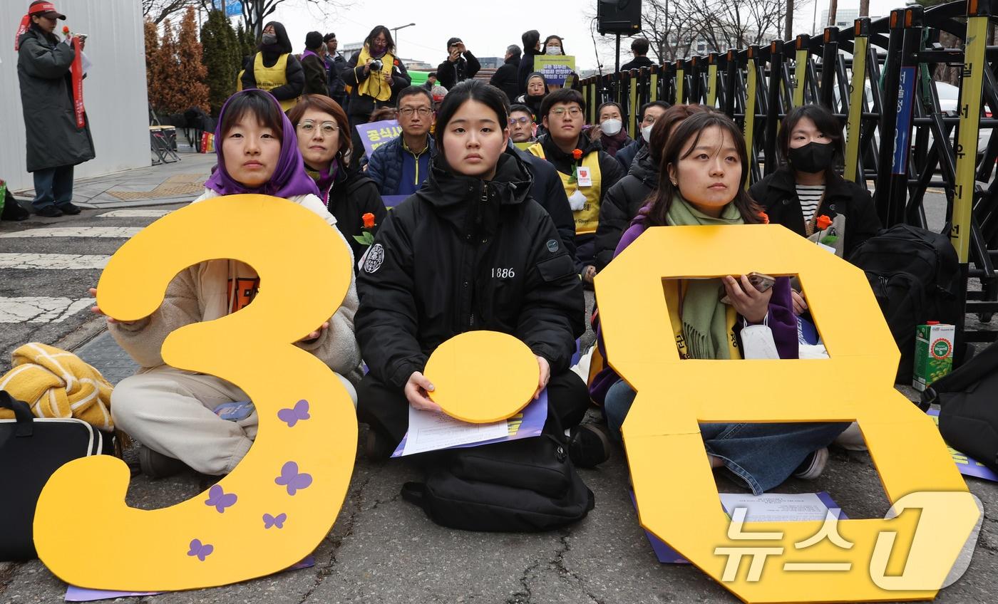본문 이미지 - 5일 서울 종로구 주한 일본대사관 앞 ‘평화로’에서 열린 3·1절 및 3·8세계여성의날 기념 제1690차 정기 수요시위에서 참석자들이 이나영 정의기억연대 이사장의 발언을 듣고 있다. 2025.3.5/뉴스1 ⓒ News1 박지혜 기자