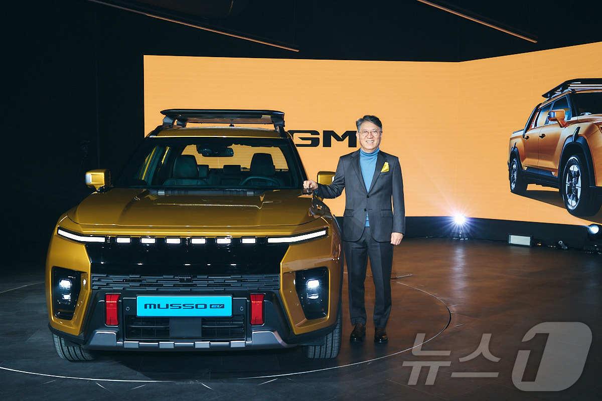 본문 이미지 - 5일 오전 경기도 평택에 위치한 KGM 본사에서 열린 무쏘 EV 신차발표회에서 곽재선 KGM 회장이 기념 촬영을 하고 있다. &#40;KGM 제공&#41;