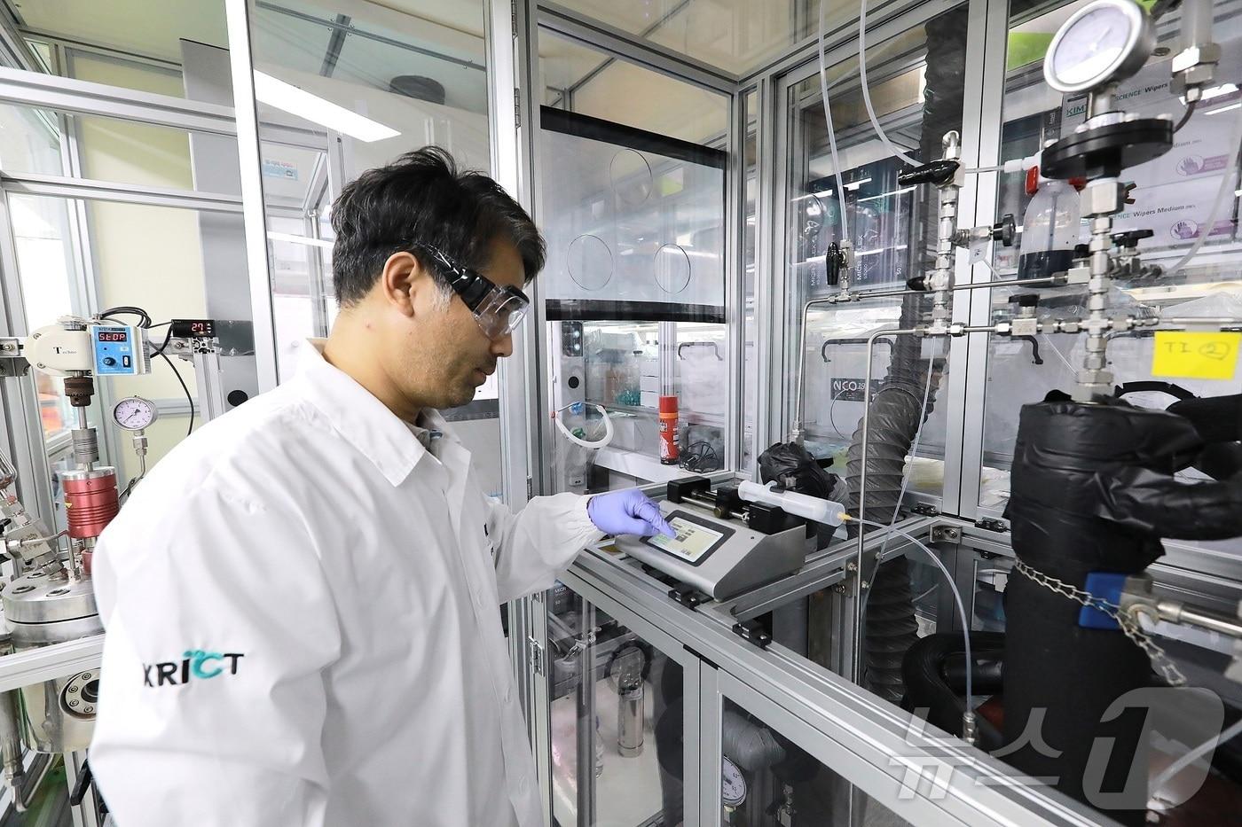  이상구 화학연구원 박사가 수소불화에테르 연구 장비를 살펴보고 있다. (화학연 제공. 재판매 및 DB금지) /뉴스1