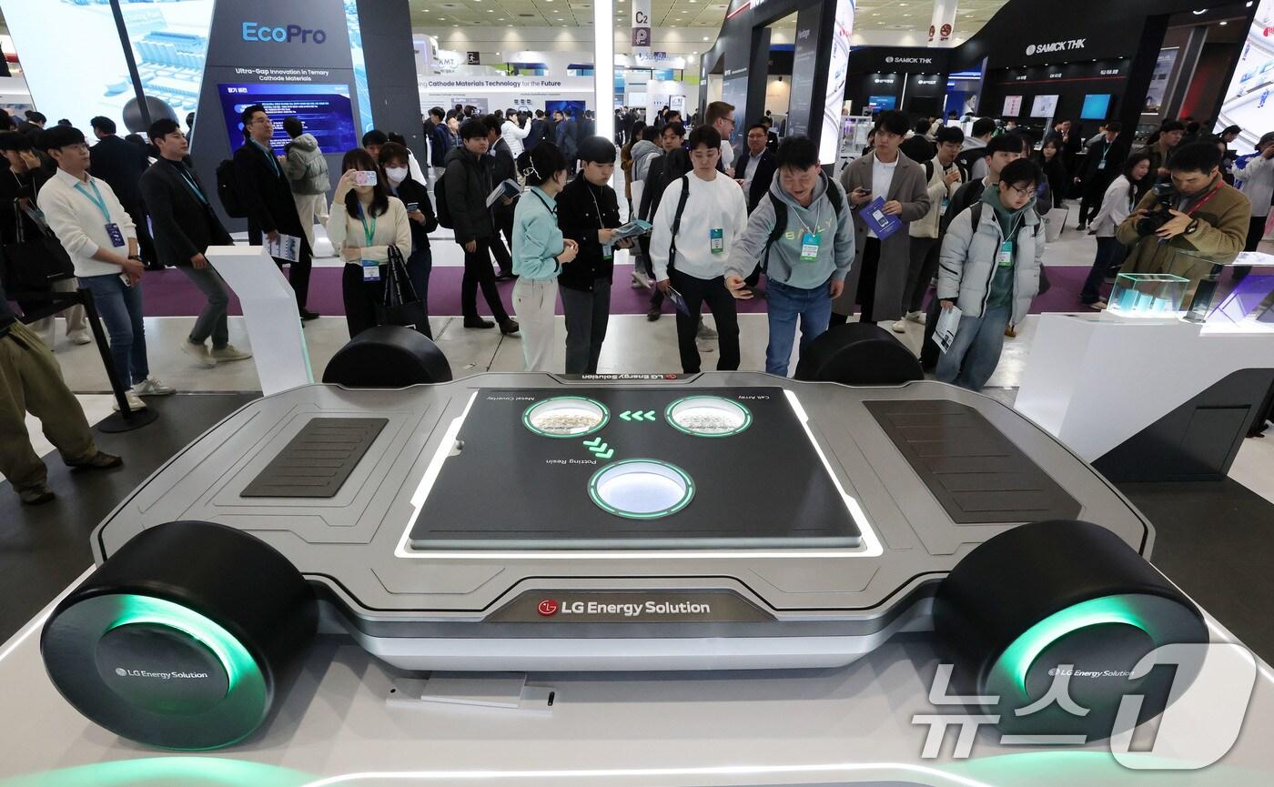 5일 서울 강남구 코엑스에서 개막한 ‘인터배터리 2025’ LG에너지솔루션 부스에서 관람객들이 전기차 배터리 모형을 살펴보고 있다. 올해로 13회를 맞이하는 역대 최대규모의 배터리 전문 전시회인 이번 전시는 688개사 2330부스 규모로 7일까지 3일동안 개최된다. 2025.3.5/뉴스1 ⓒ News1 박세연 기자