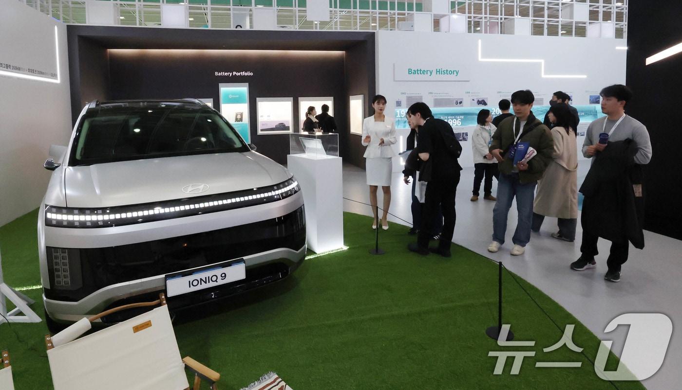 본문 이미지 - 5일 서울 강남구 코엑스에서 개막한 ‘인터배터리 2025’ SK온 부스를 찾은 관람객이 현대 전기차 아이오닉9을 살펴보고 있다. 올해로 13회를 맞이하는 역대 최대규모의 배터리 전문 전시회인 이번 전시는 688개사 2330부스 규모로 7일까지 3일동안 개최된다. 2025.3.5 ⓒ 뉴스1 박세연 기자
