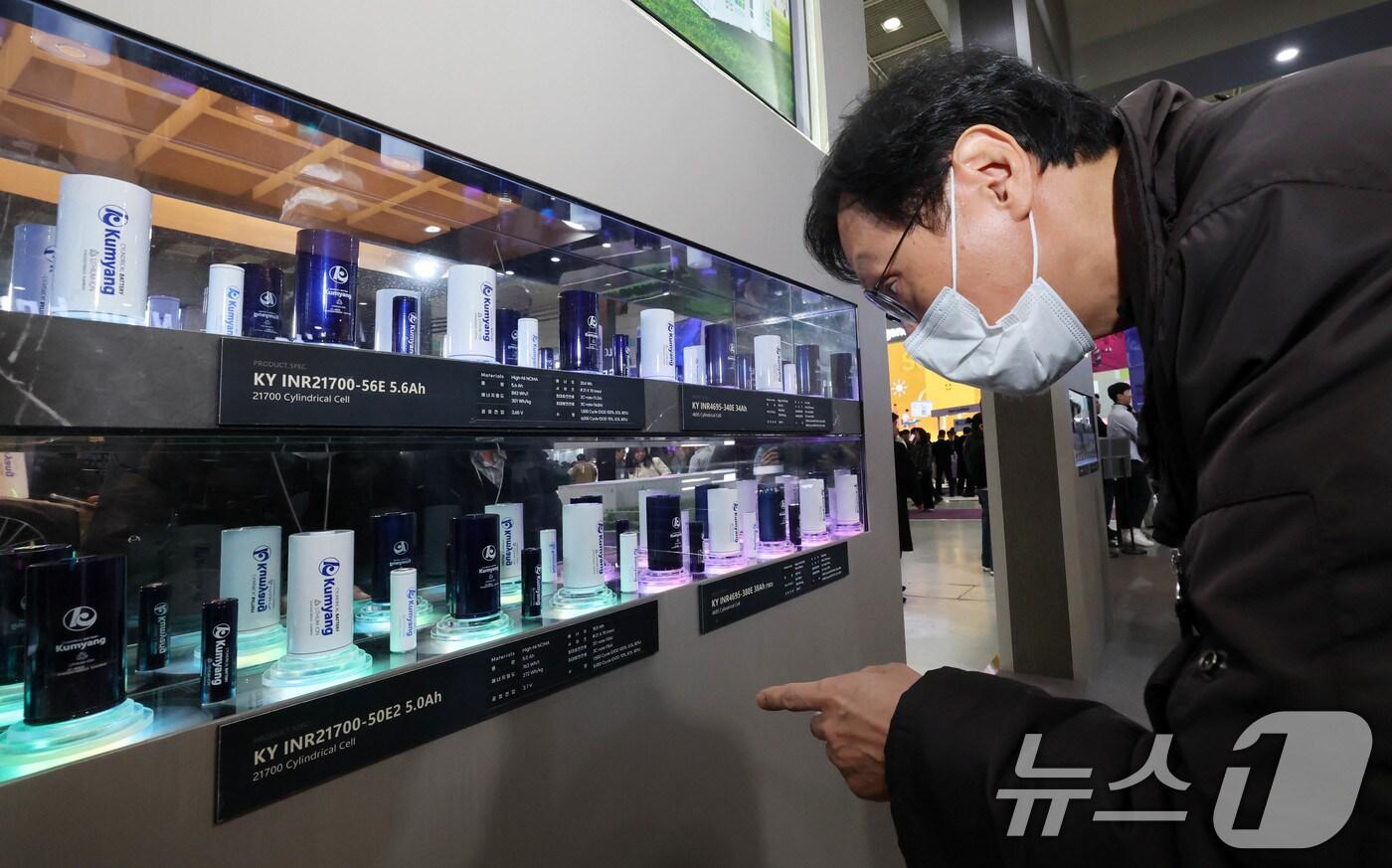5일 서울 강남구 코엑스에서 개막한 ‘인터배터리 2025’ 금양부스를 찾은 관람객이 원통형 배터리를 살펴보고 있다.  2025.3.5/뉴스1 ⓒ News1 박세연 기자