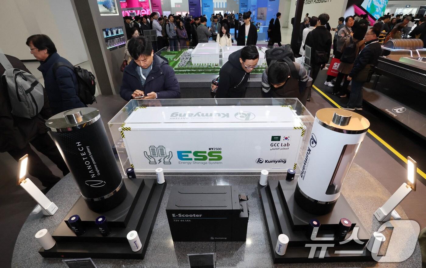 5일 서울 강남구 코엑스에서 개막한 ‘인터배터리 2025’ 금양부스를 찾은 관람객이 배터리 모형을 살펴보고 있다.  2025.3.5/뉴스1 ⓒ News1 박세연 기자