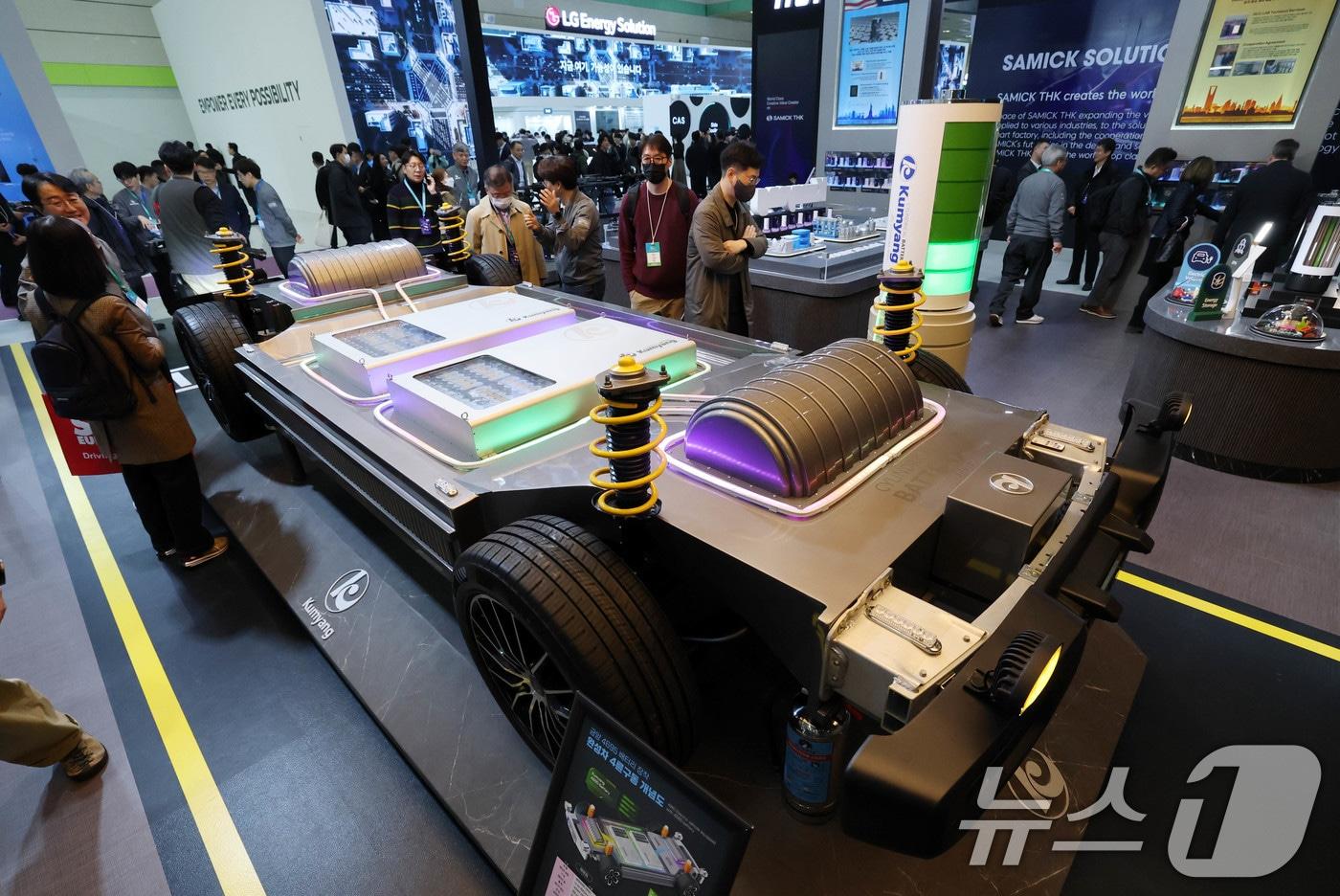 5일 서울 강남구 코엑스에서 개막한 ‘인터배터리 2025’ 금양부스를 찾은 관람객들이 전기차 배터리 모형을 살펴보고 있다.  2025.3.5/뉴스1 ⓒ News1 박세연 기자