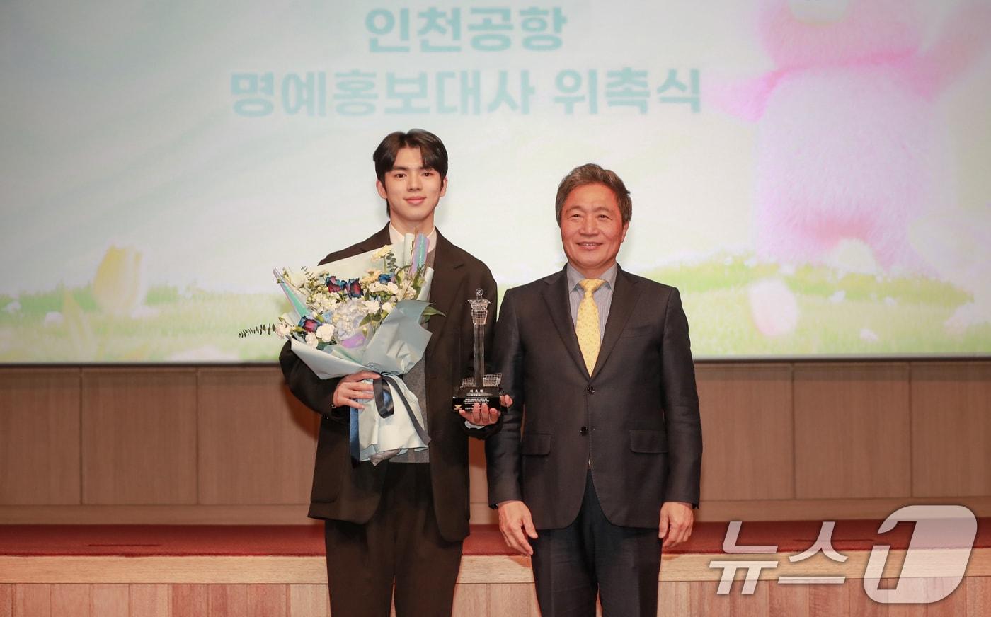 이학재 인천국제공항공사 사장이 5일 인천 중구 인천국제공항공사 본사에서 피겨스케이트 차준환 선수에게 명예 홍보대사 위촉장을 수여하고 있다. (인천국제공항공사 제공. 재판매 및 DB 금지) 2025.3.5/뉴스1