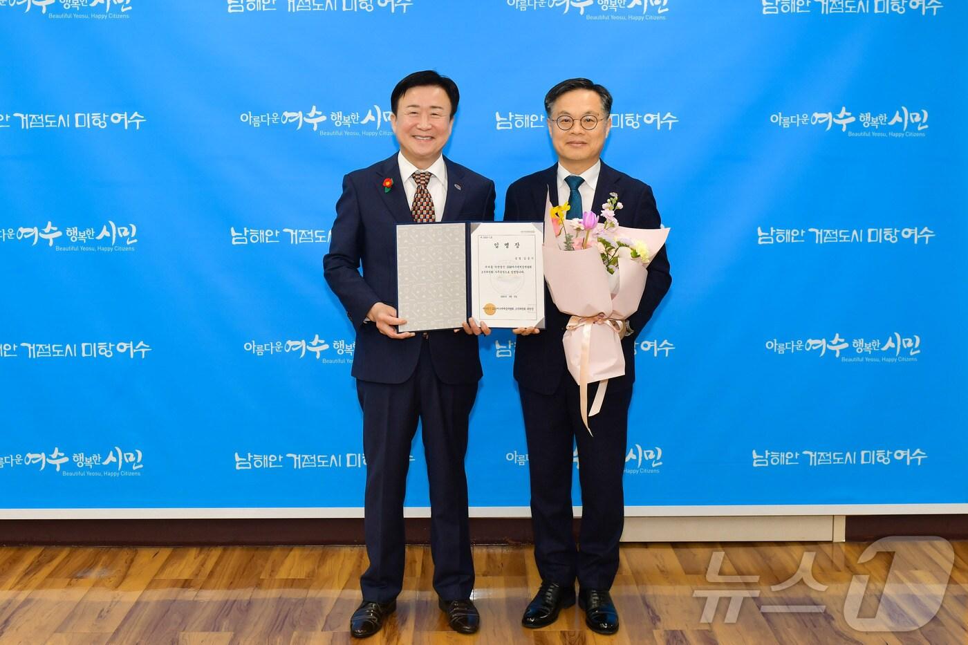 2026여수세계섬박람회 조직위원회는 5일 김종기 전 여수시 부시장을 섬박람회 사무총장으로 임명하고 기념사진을 찍고 있다. 왼쪽부터 정기명 여수시장, 김종기 섬박람회 사무총장.(여수시 제공. 재판매 및 DB 금지)2025.3.5/뉴스1