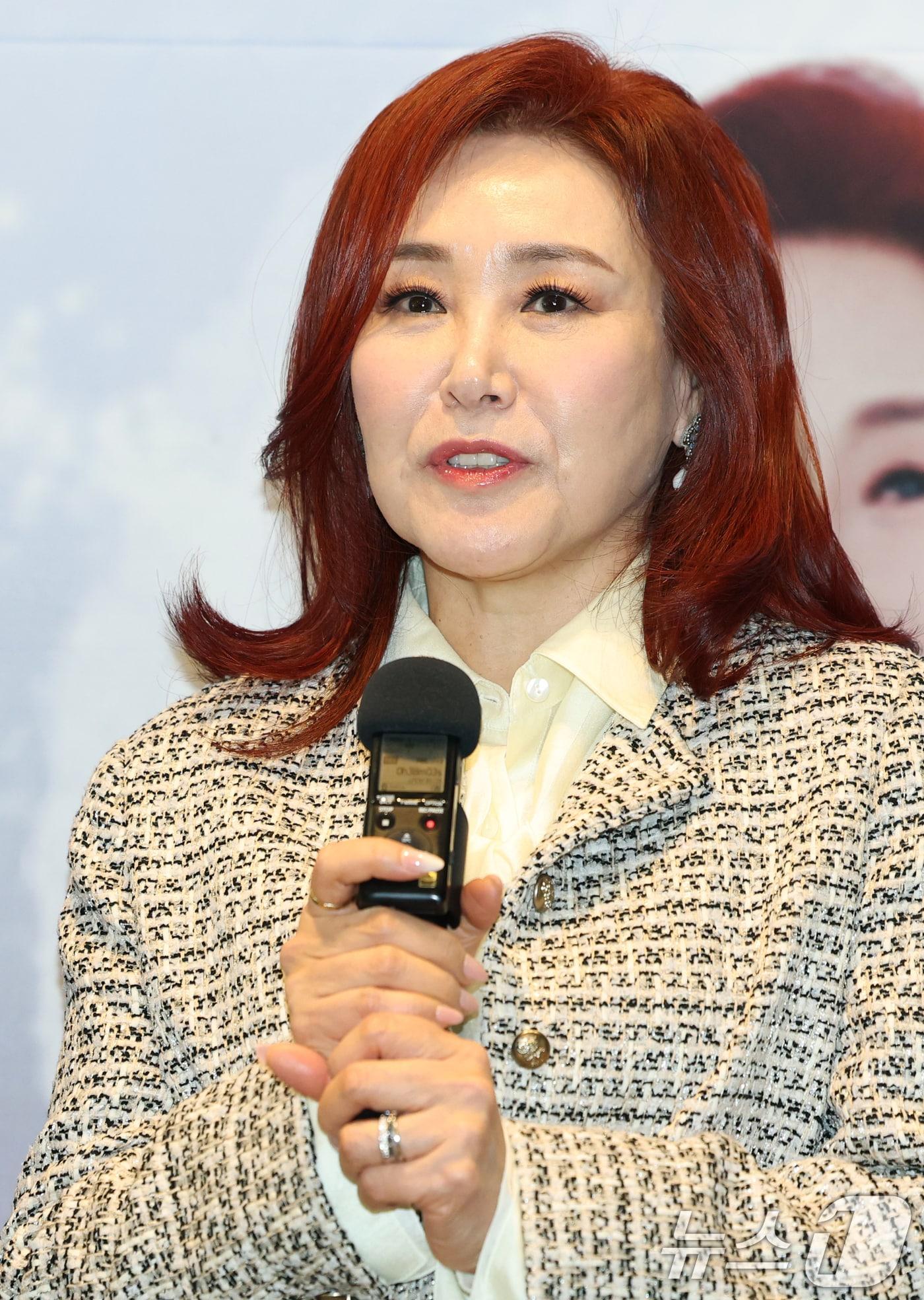 본문 이미지 - 가수 주현미가 5일 오후 서울 마포구 스탠포드호텔에서 열린 ‘이미자 전통가요 헌정 공연-맥(脈)을 이음’(맥을 이음) 기자간담회에서 인사말을 하고 있다. 2025.3.5/뉴스1 ⓒ News1 권현진 기자