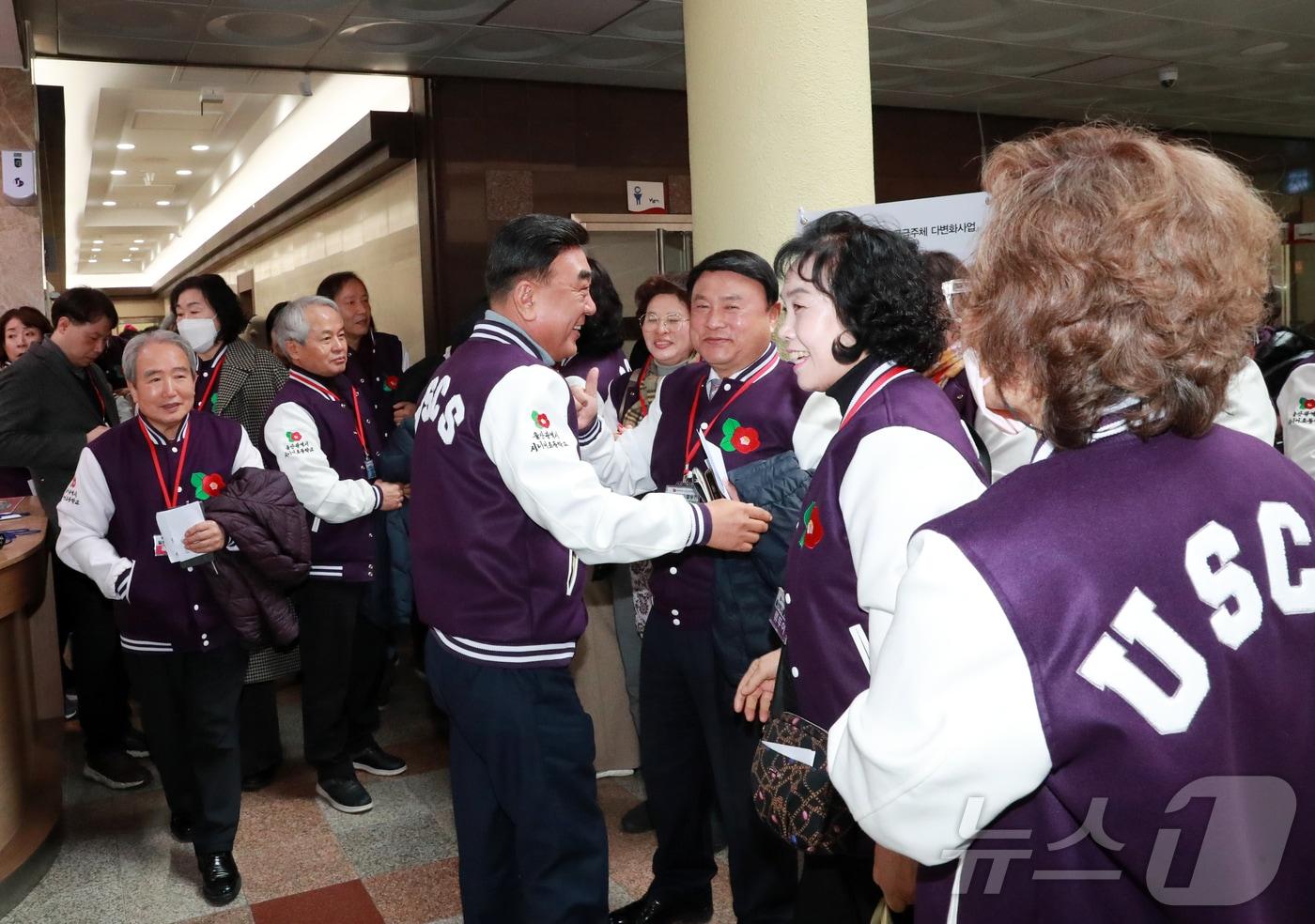 5일 열린 2025 울산시니어초등학교 제3기 신입생 입학식에서 김두겸 시장이 시니어 입학생과 인사를 나누고 있다.(울산광역시제공. 재판매 및 DB 금지)