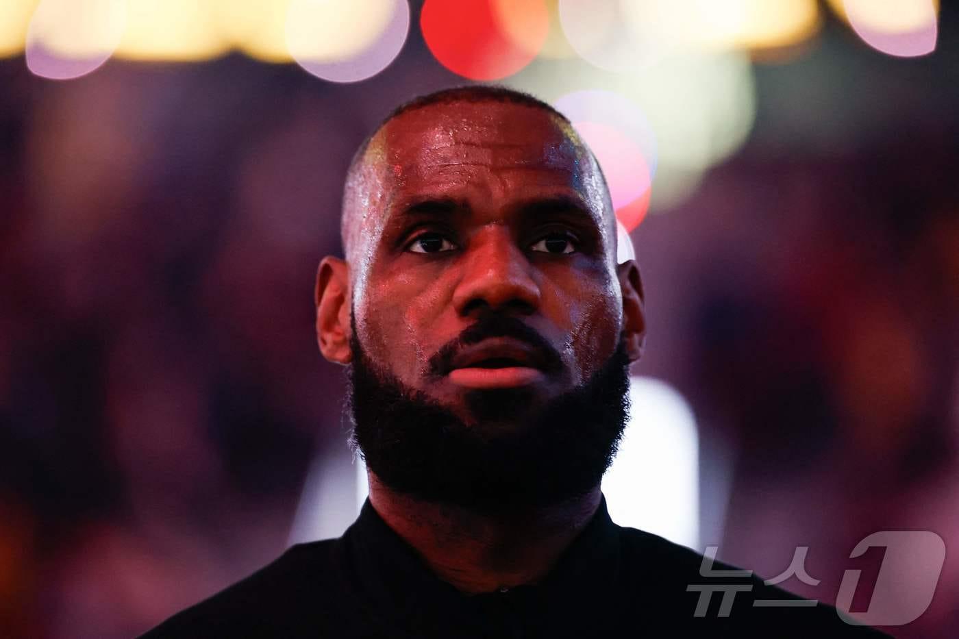 LA레이커스 르브론이 5일(한국시간) 크립토닷컴 아레나에서 열린 뉴올리언즈 펠리컨스와 홈경기에 앞서 경기장을 바라보고 있다. 2025.3.5 ⓒ AFP=뉴스1