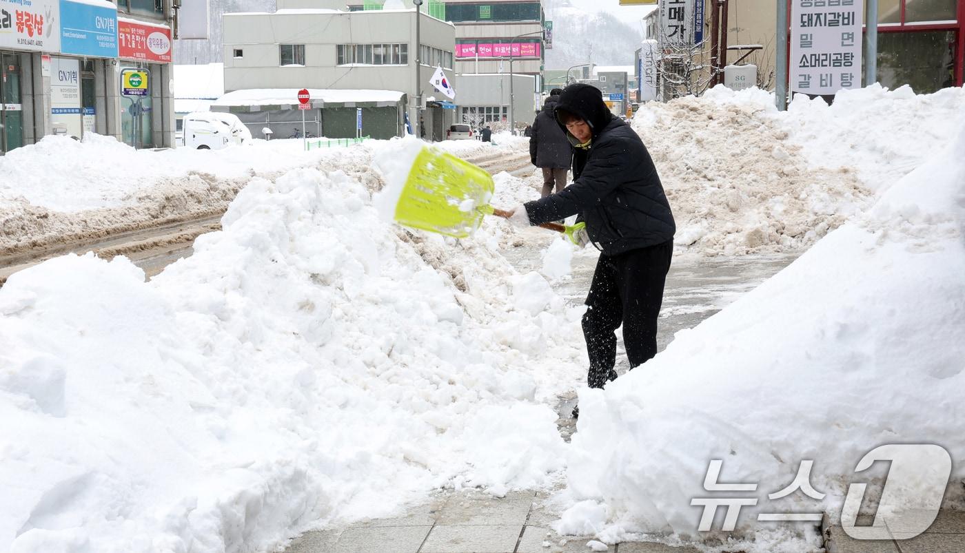 경칩인 지난 5일 강원 산지에 많은 눈이 내린 가운데 강원도 태백시 황지동에서 한 시민이 인도에 쌓인 눈을 치우고 있다. 2025.3.5/뉴스1 ⓒ News1 김명섭 기자