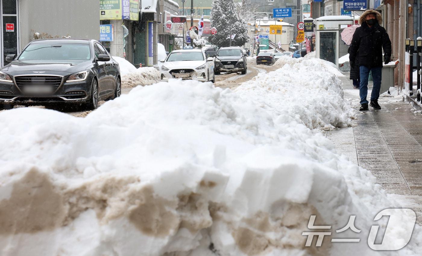 강원 산지에 많은 눈이 내린 가운데 강원도 태백시 황지동 한 초등하교 앞에서 학부모와 아이들이 조심히 하교하고 있다.  2025.3.5/뉴스1 ⓒ News1 김명섭 기자