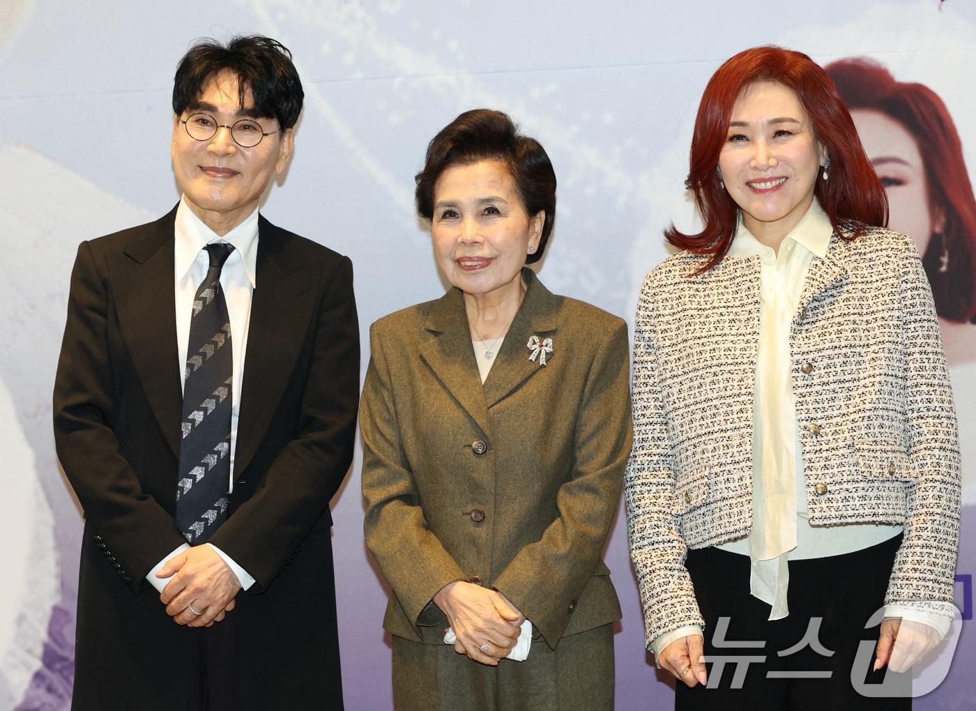 본문 이미지 - 가수 조항조(왼쪽부터)와 이미자, 주현미가 5일 오후 서울 마포구 스탠포드호텔에서 열린 ‘이미자 전통가요 헌정 공연-맥(脈)을 이음’(맥을 이음) 기자간담회에서 포즈를 취하고 있다. 2025.3.5/뉴스1 ⓒ News1 권현진 기자