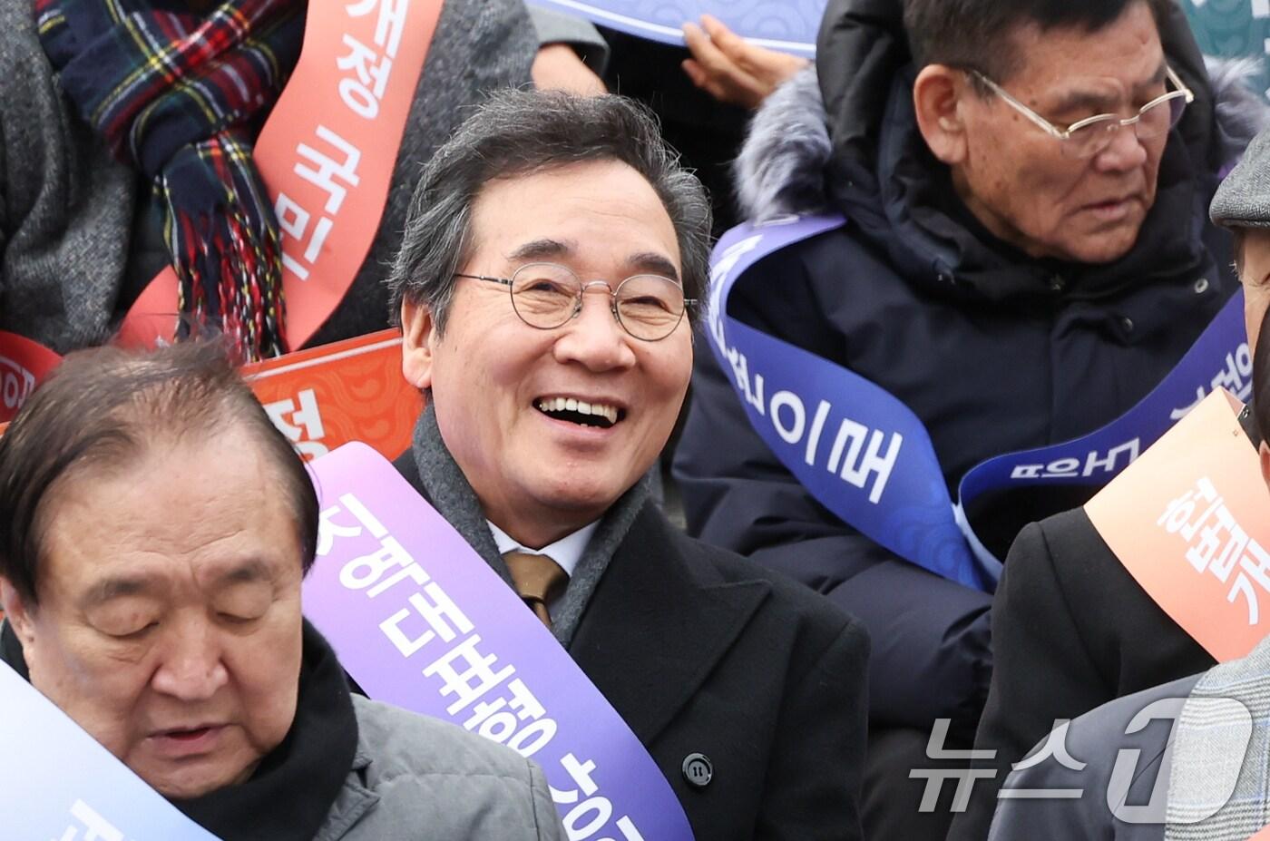 이낙연 전 국무총리가 5일 서울역 광장에서 열린 헌법개정 범국민 결의대회 및 서명운동 발대식에 참석하고 있다. (사진은 기사 내용과 무관함) 2025.3.5/뉴스1 ⓒ News1 허경 기자