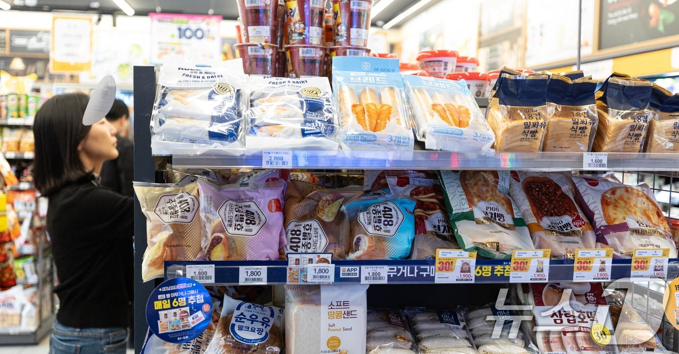  서울 시내의 한 편의점에 간편식 등이 진열돼 있다. 2025.3.5/뉴스1 ⓒ News1 이승배 기자