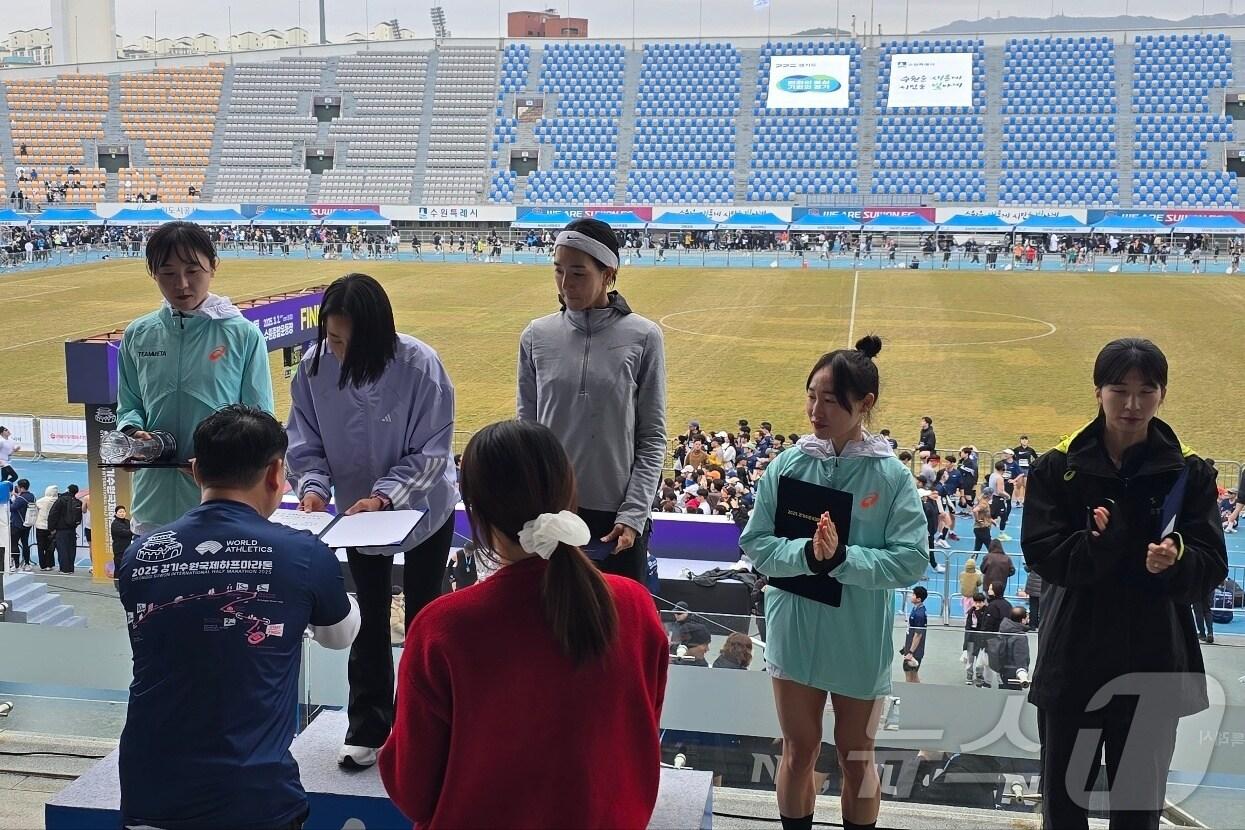 본문 이미지 -  5일 충북 충주시는 육상팀 임예진 선수가 2025 경기수원 국제하프마라톤대회에서 여자부 1위를 차지했다고 밝혔다. 사진은 시상식.(충주시 제공. 재판매 및 DB금지)/뉴스1