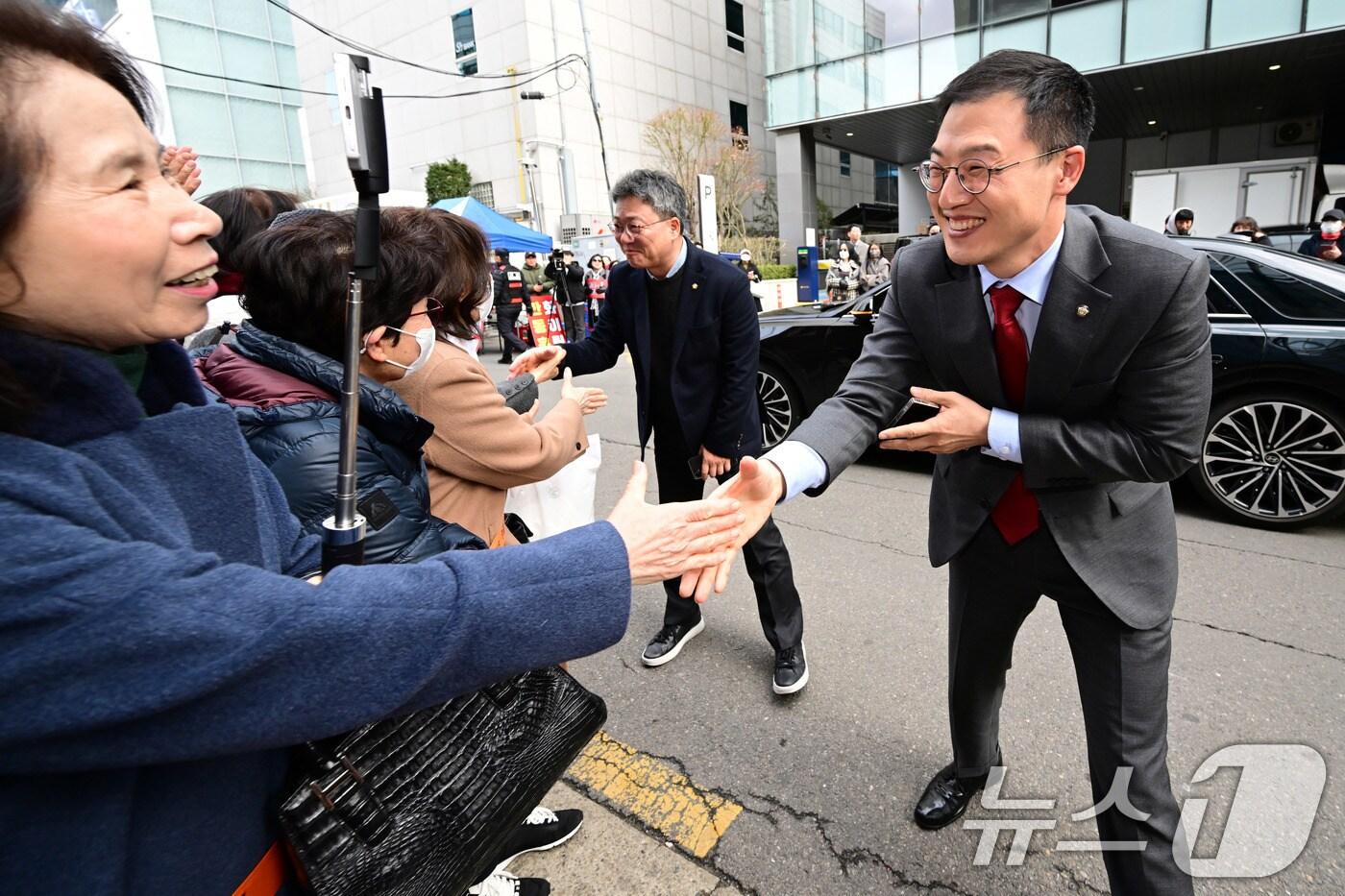 박정하, 김상욱 국민의힘 의원이 5일 오후 서울 마포구 청년문화공간JU에서 열린 한동훈 전 국민의힘 대표 저서 &#39;국민이 먼저입니다&#39; 북콘서트 행사에 참석하며 지지자들과 인사하고 있다. &#40;공동취재&#41; 2025.3.5/뉴스1 ⓒ News1 오대일 기자