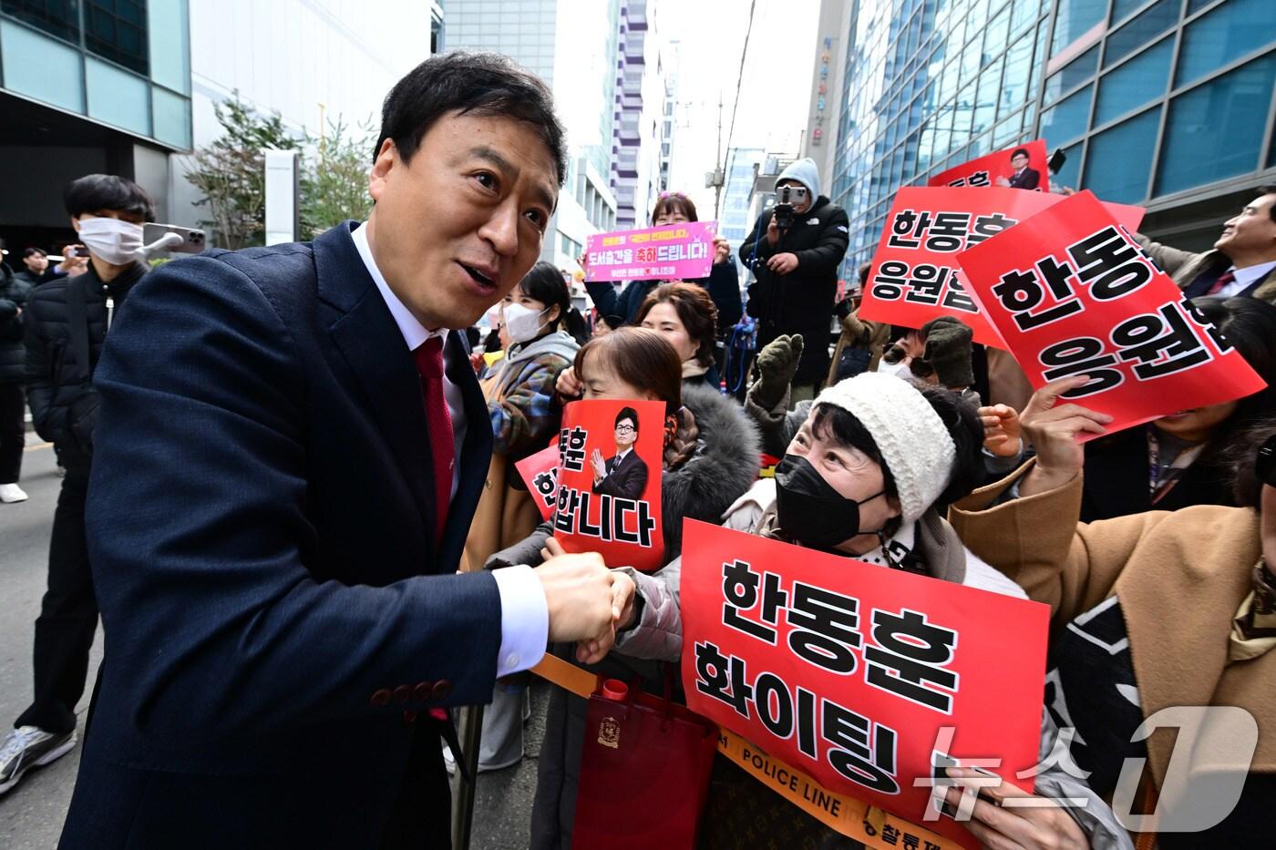 정성국 국민의힘 의원이 5일 오후 서울 마포구 청년문화공간JU에서 열린 한동훈 전 국민의힘 대표 저서 '국민이 먼저입니다' 북콘서트 행사에 참석하며 지지자들과 인사하고 있다. (공동취재) 2025.3.5/뉴스1 ⓒ News1 오대일 기자