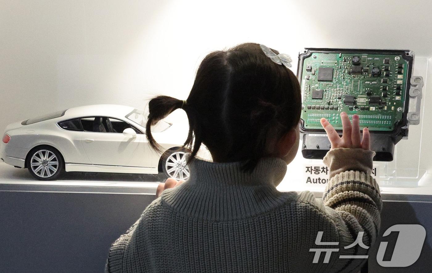 경기 과천시 과천국립과학관 미래상상SF관에서 열린 '현대 전자 문명의 기반, 반도체' 전시. (사진은 기사 내용과 무관함) 2025.3.5/뉴스1 ⓒ News1 신웅수 기자