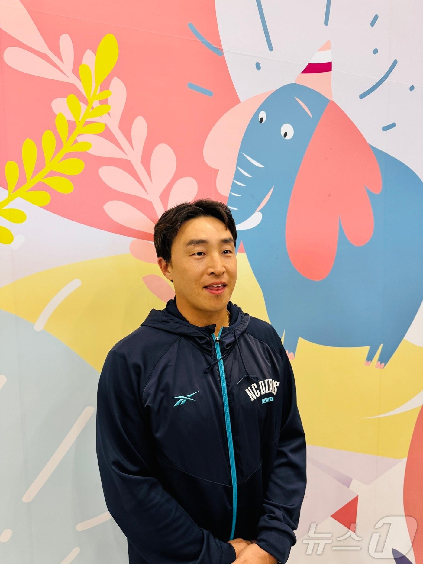 본문 이미지 - NC 외야수 손아섭이 5일 취재진과 인터뷰하고 있다.